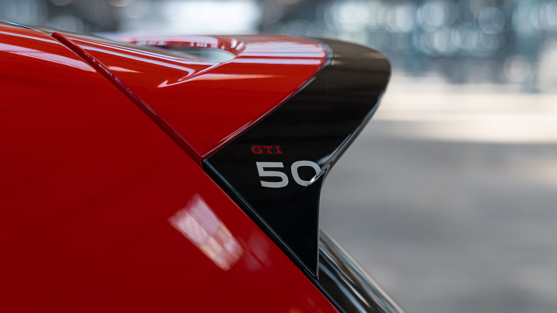Piros Golf GTI "GTI 50"emblémával 