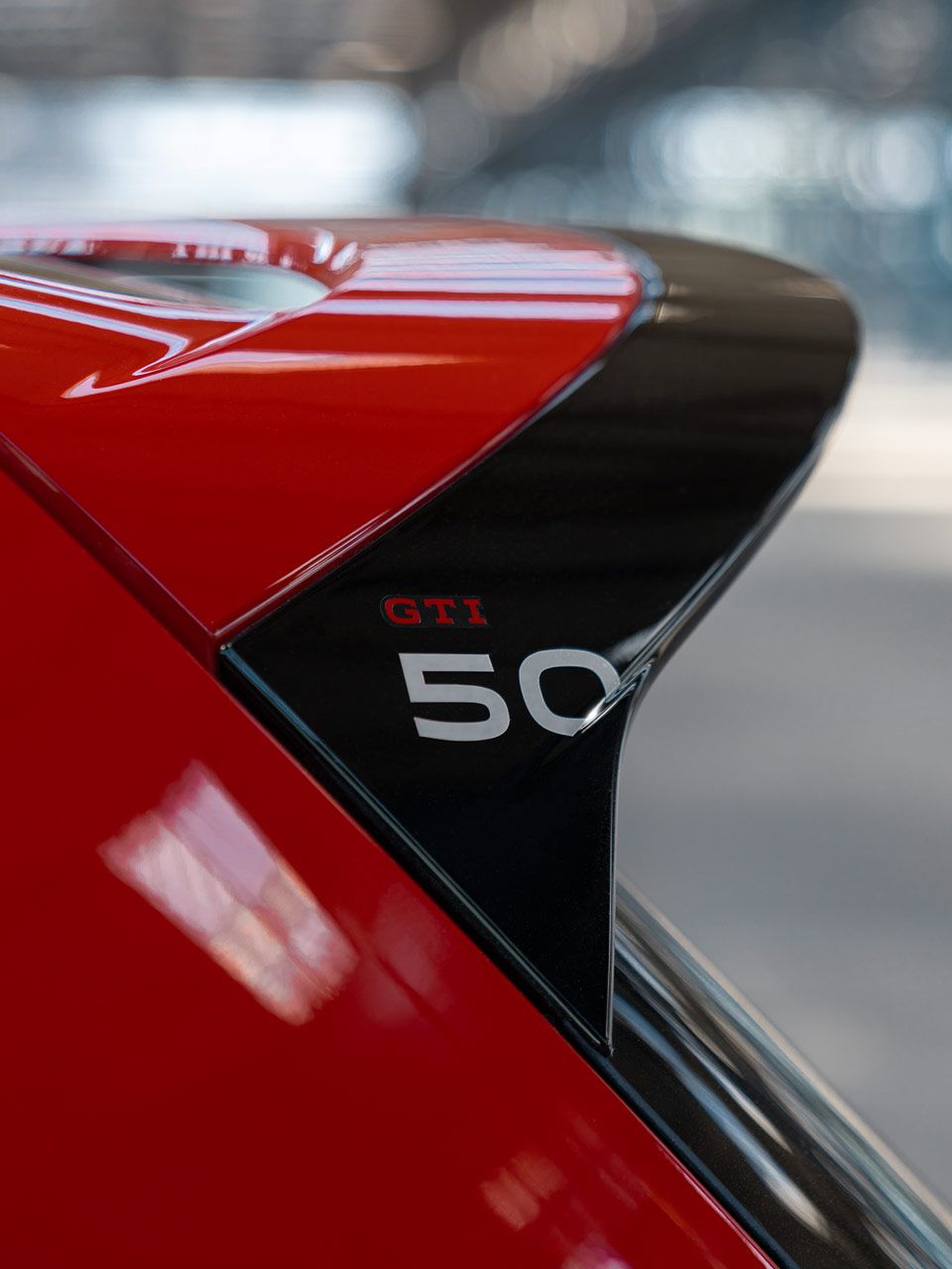 Piros Golf GTI "GTI 50"emblémával 