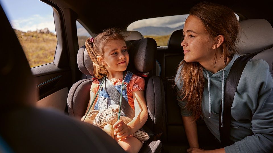 Zwei Mädchen sitzen auf der Rückbank des VW ID.7