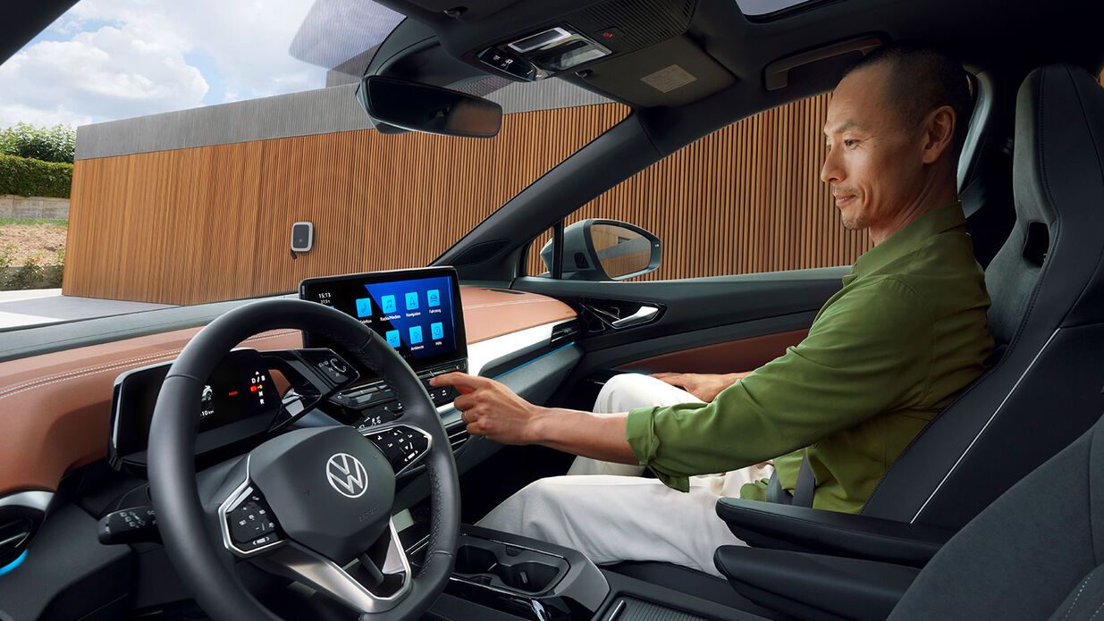 Naplemente, párok ülnek a VW T-Roc Cabriolet mellett