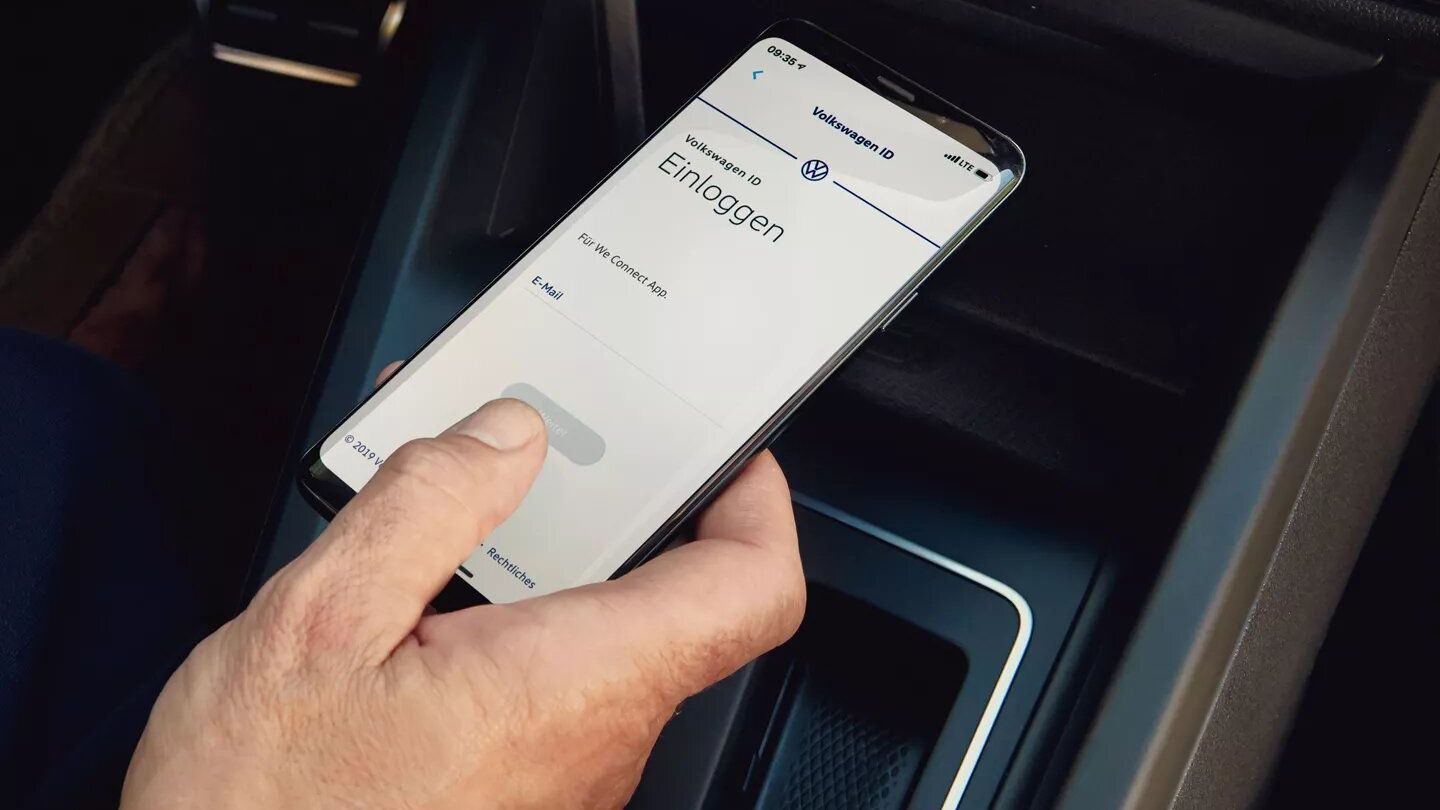 Ein Mann hält ein Handy