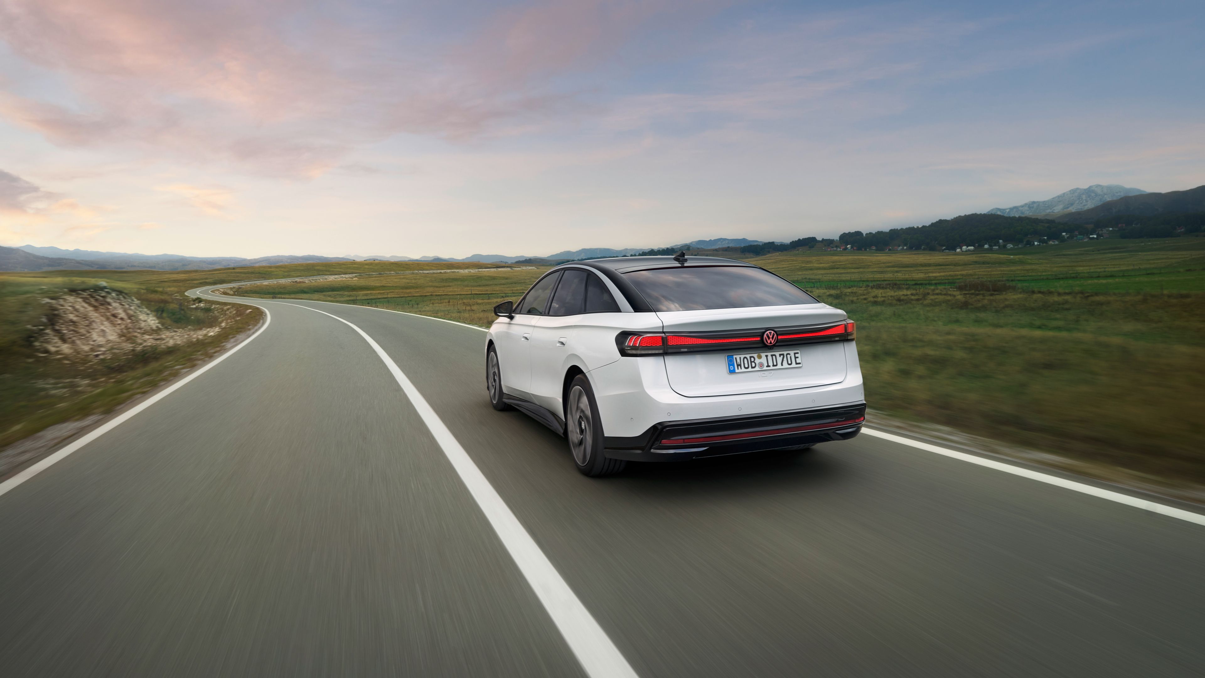 VW ID.7 vidéki országúton