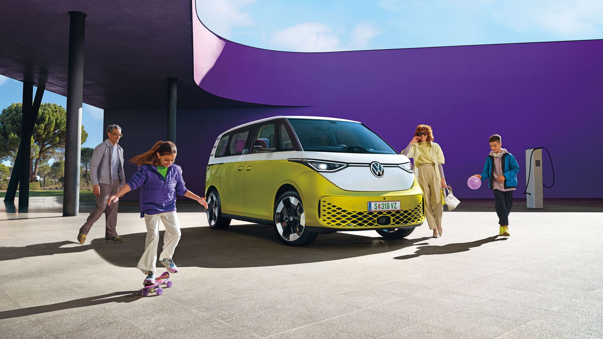 Egy család körül állja az ID Buzz modellt