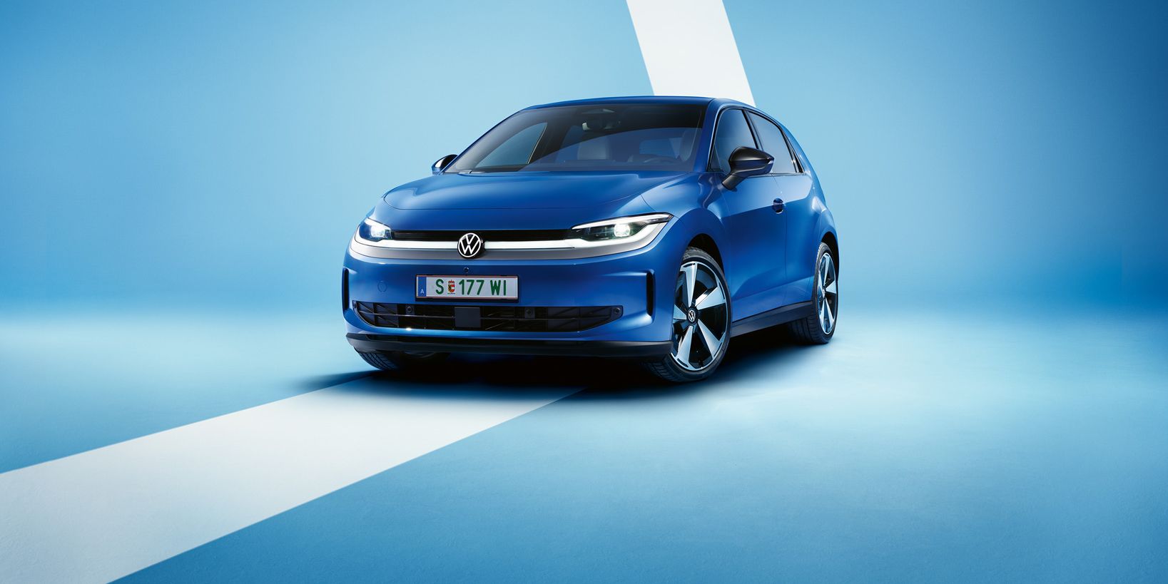 Egy kék VW ID. Polo enyhén elölről-oldalról, világoskék háttér előtt. 