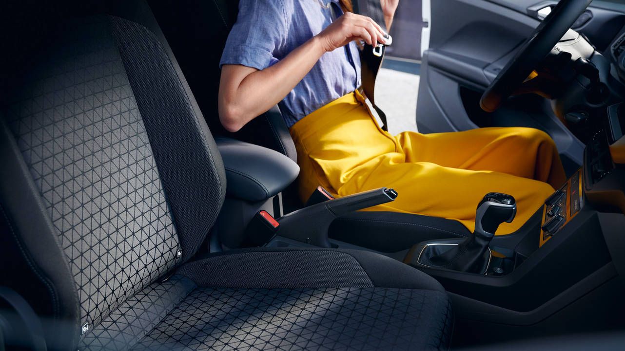 VW T-Cross első ülésen magát becsatoló nő