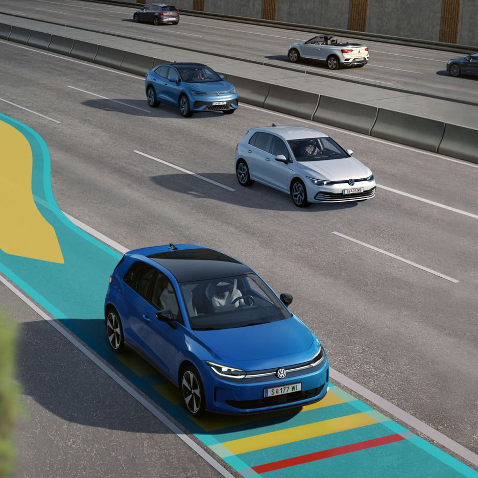 Az illusztráció sematikusan, egy kék VW ID. Polo példáján mutatja be az Emergency Assist működését.