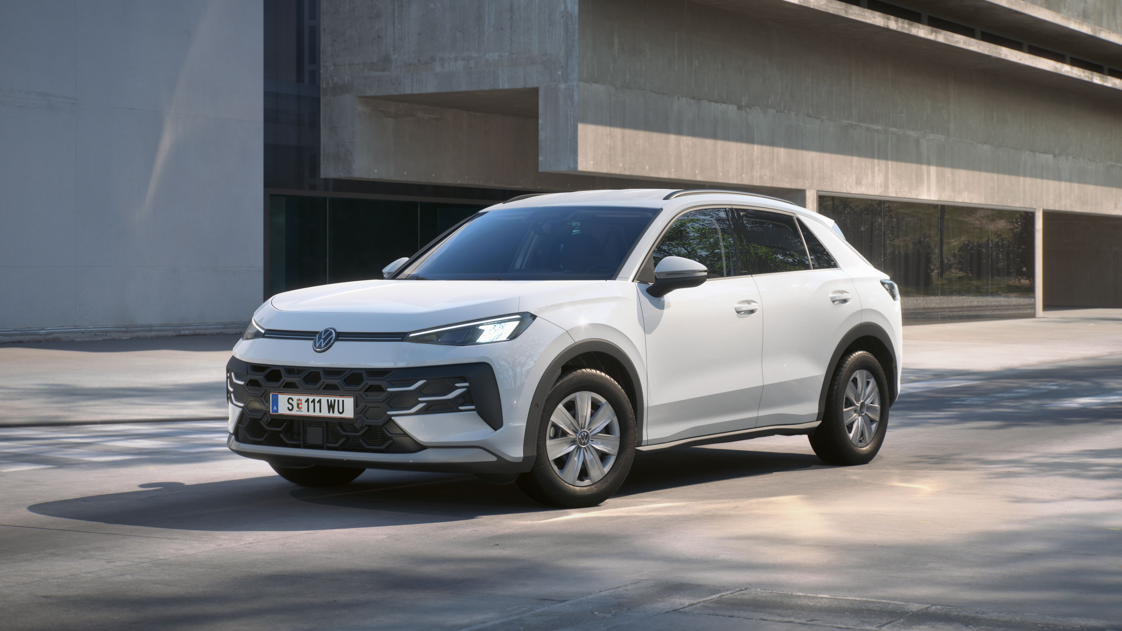  T-Roc minimalista épület előtt áll