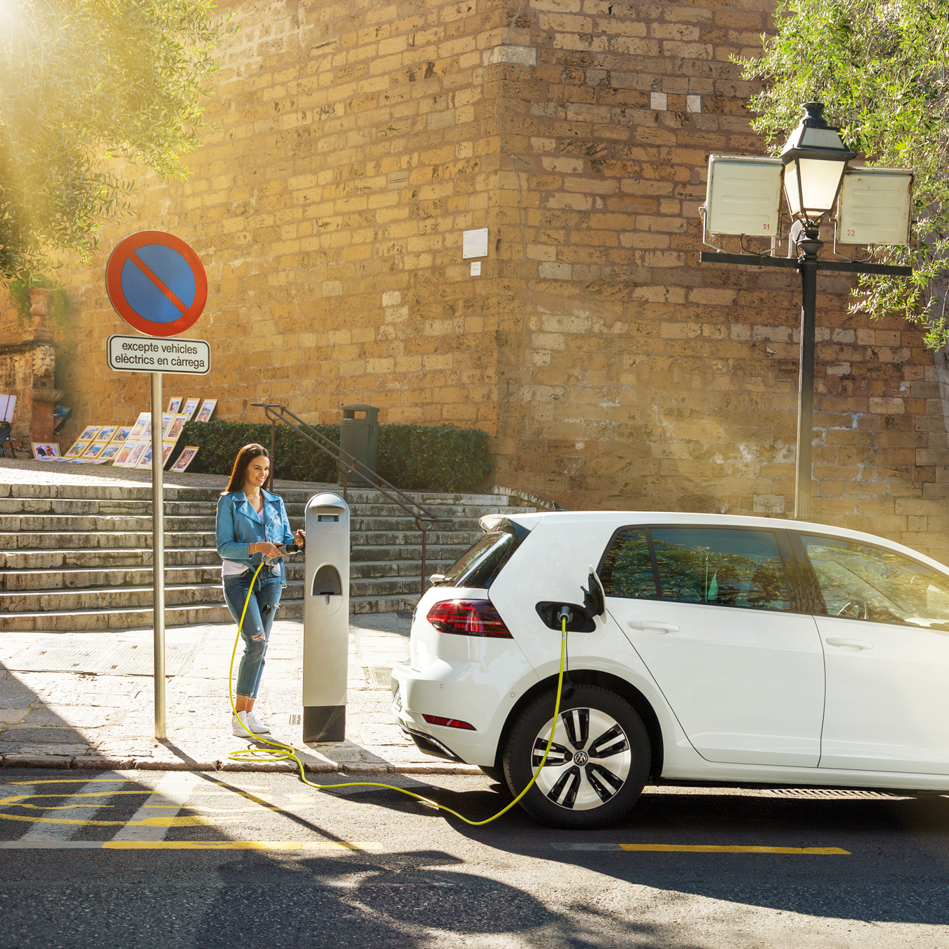 Elektroauto an der Ladestation laden
