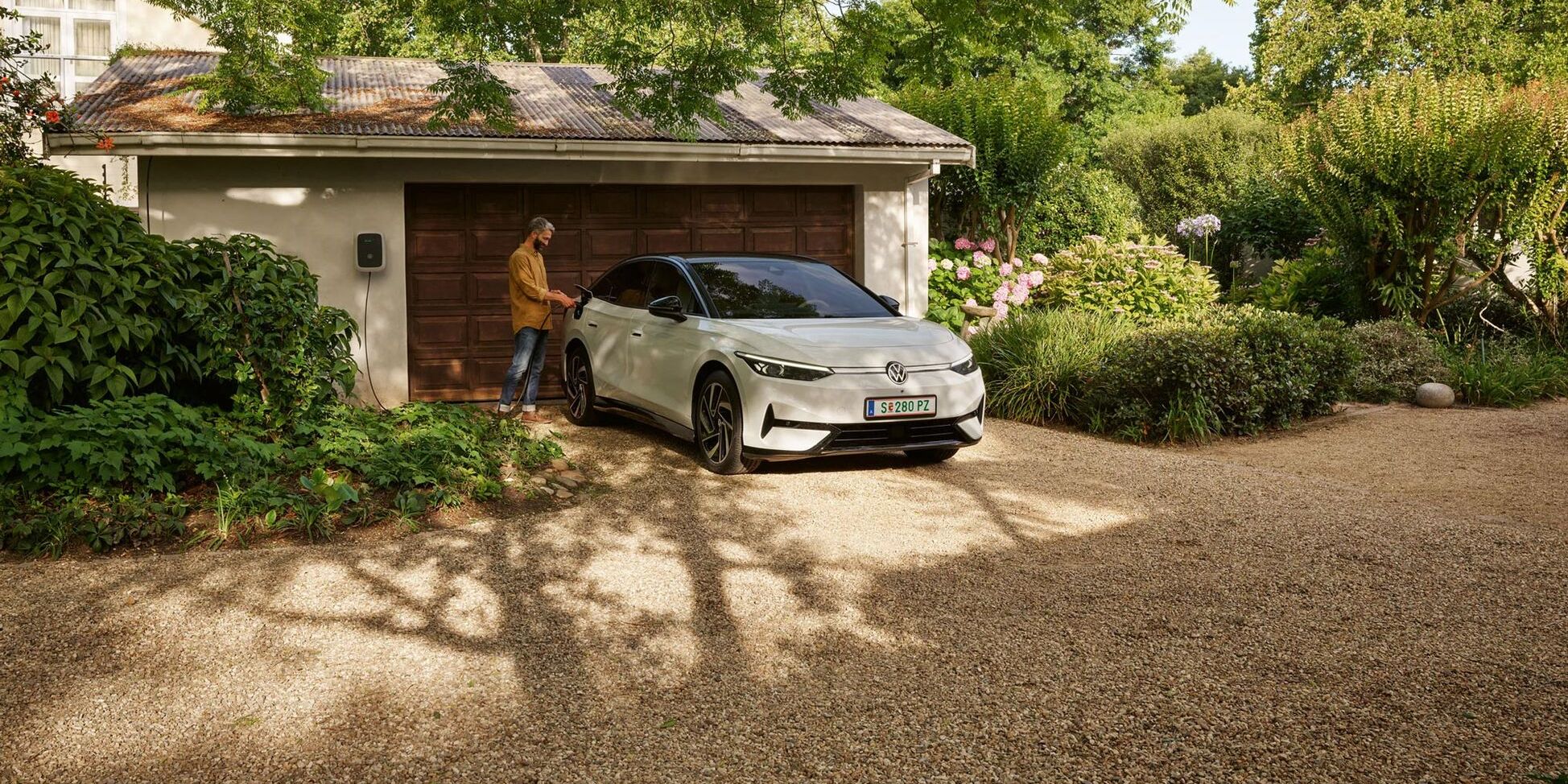 Volkswagen ID.7 töltés közben a természetben