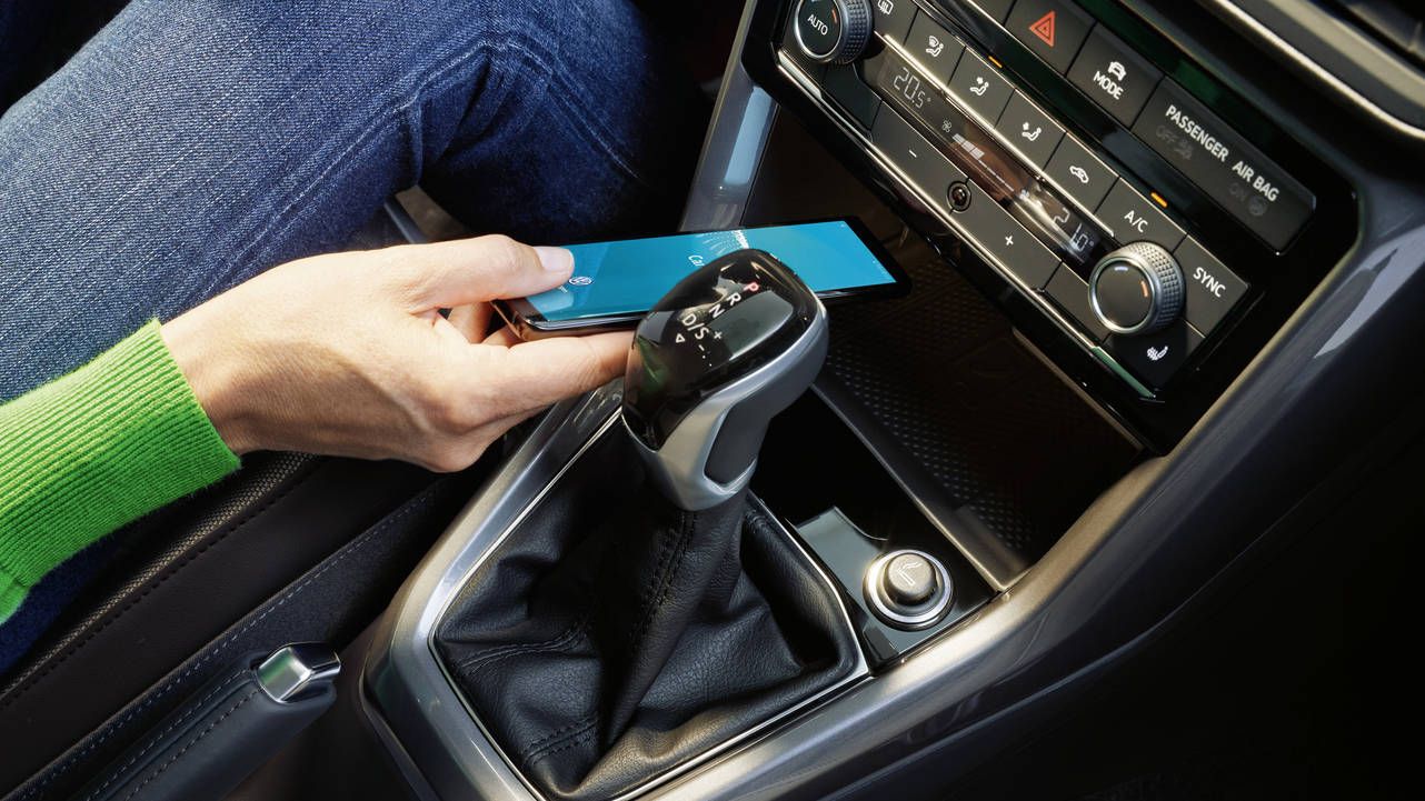 VW T-Roc telefon töltés