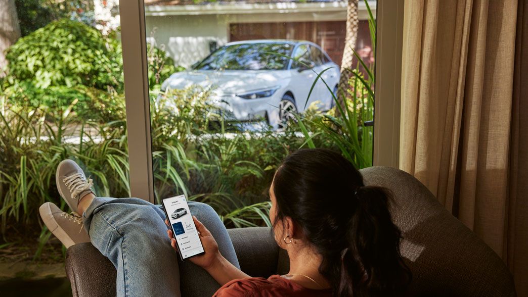 Frau checkt den Status ihres VW ID.7. in der VW Connect App
