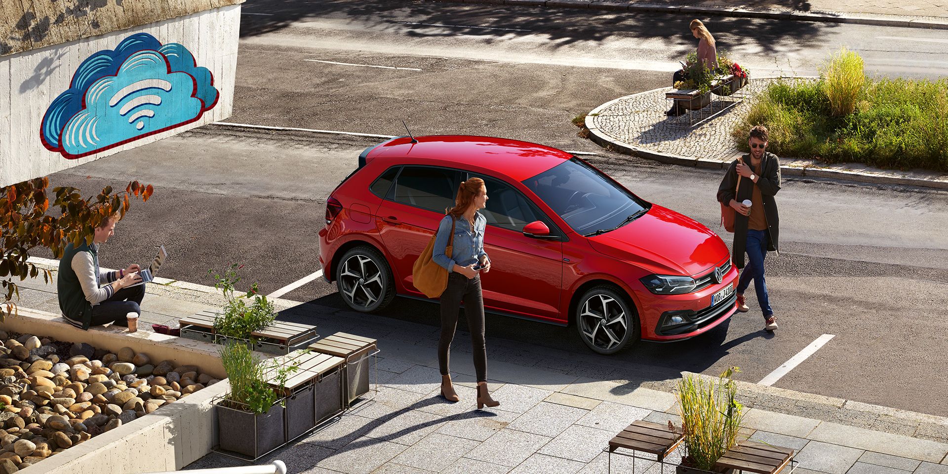 VW Polo körül emberek kellemes környezetben