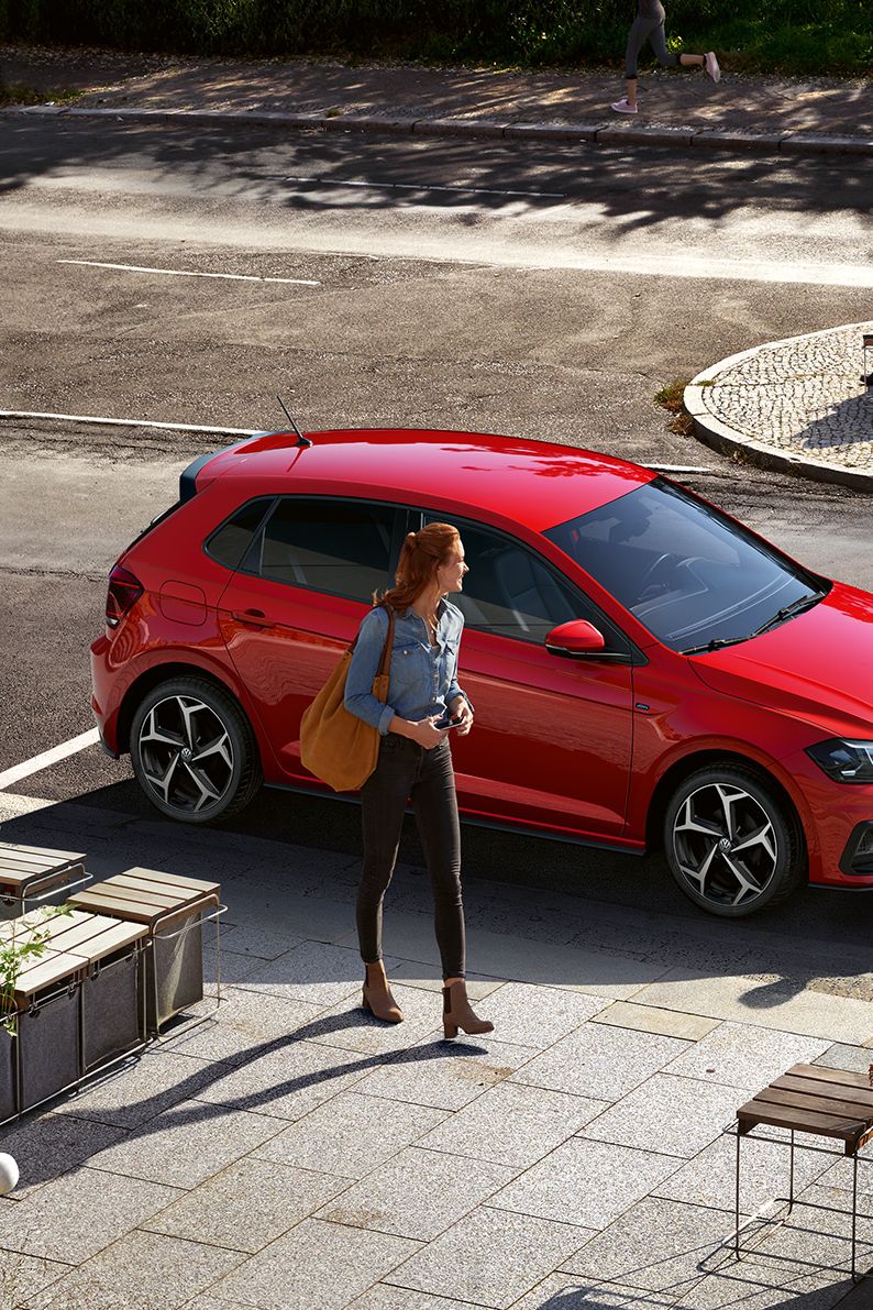 VW Polo körül emberek kellemes környezetben