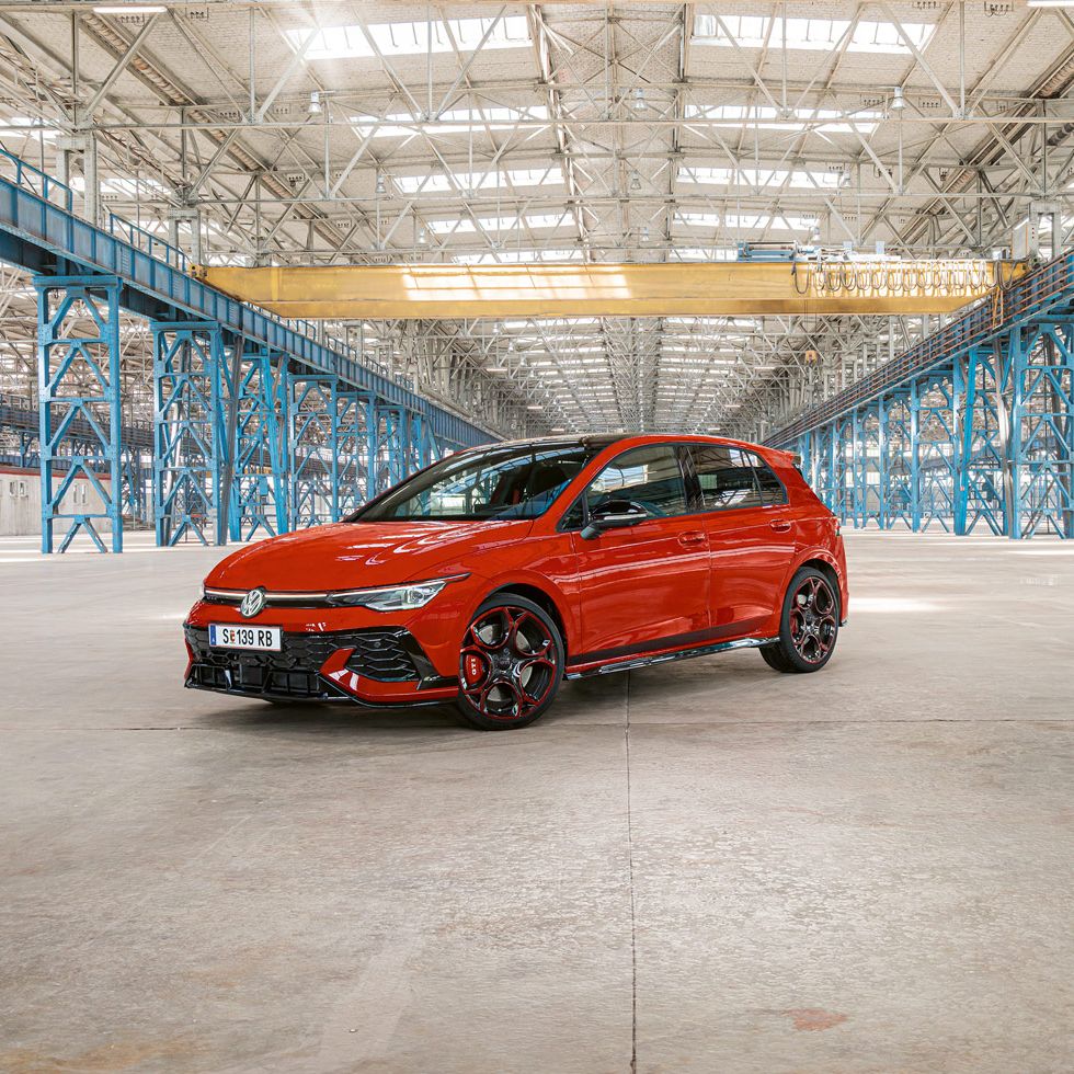 Piros Golf GTI áll egy nagy gyár üres épületében.