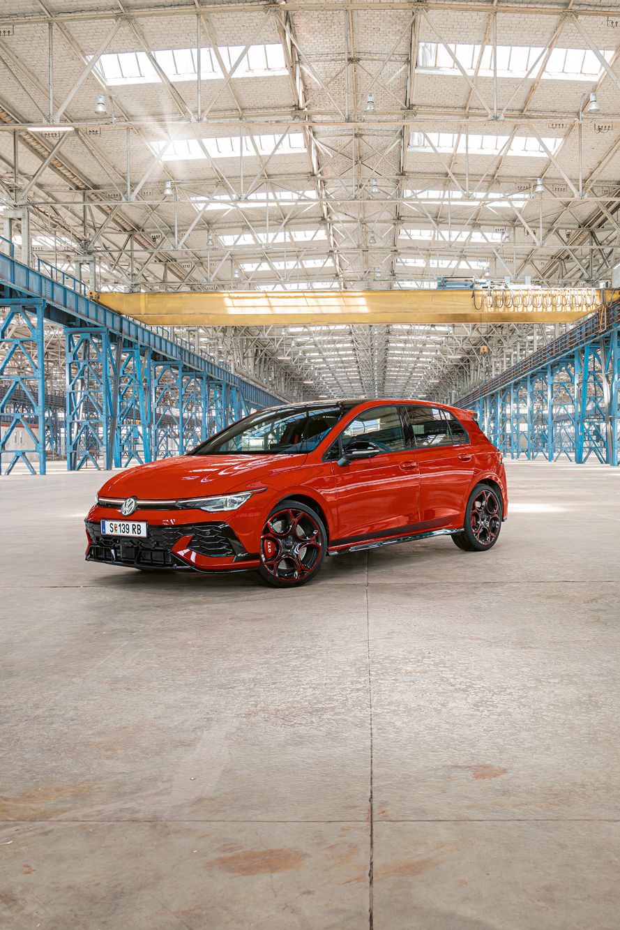 Piros Golf GTI áll egy nagy gyár üres épületében.