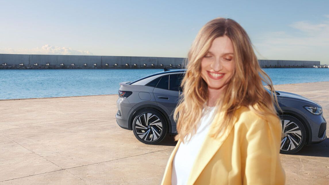 Egy férfi felnyitja a VW T-Roc Cabriolet vászontetejét