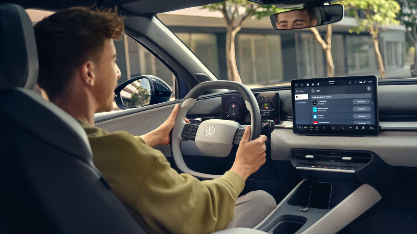 Egy férfi egy VW ID. Polo volánja mögött ül.