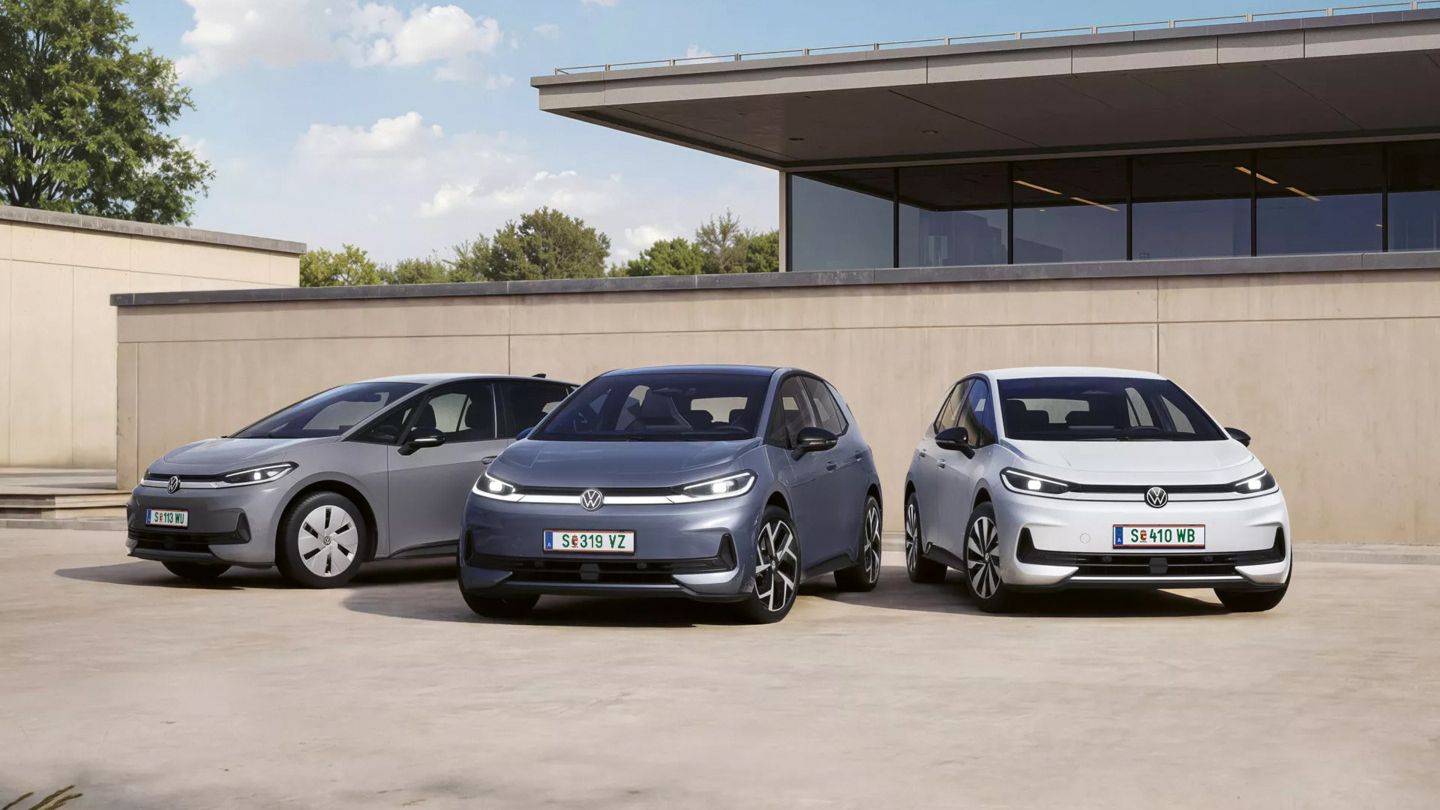 A VW ID.3 Neo három felszereltségi szintje – Trend, Style és Life – egy fal előtt parkol.