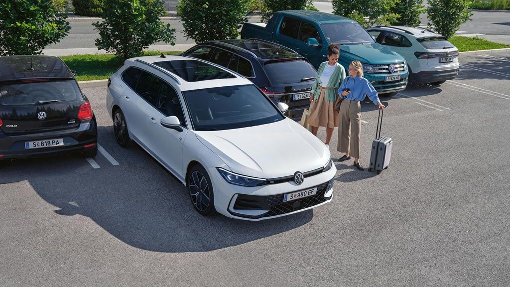 Die LED-Matrixscheinwerfer im Fokus eines weißen VW Passat.