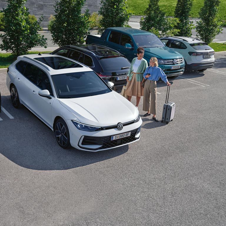 Die LED-Matrixscheinwerfer im Fokus eines weißen VW Passat.