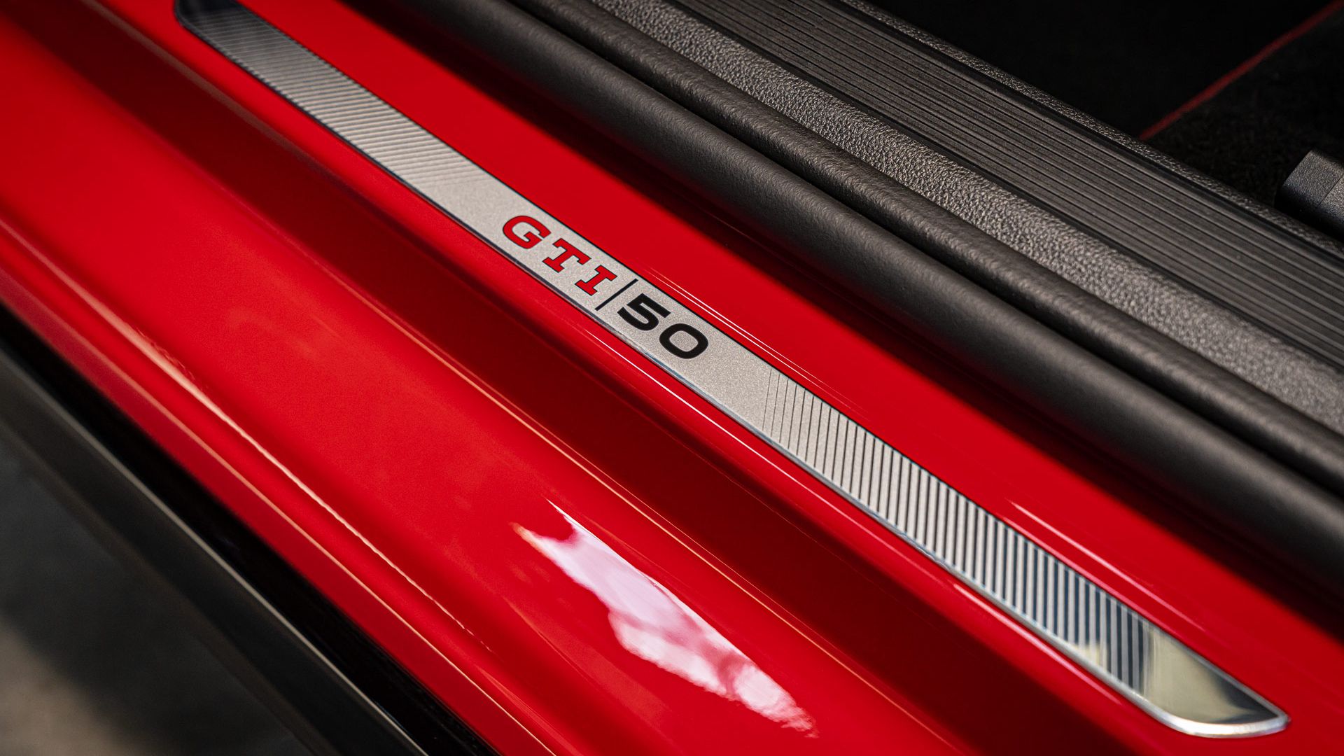 Piros Golf GTI ajtóban lévő "GTI 50" felirat
