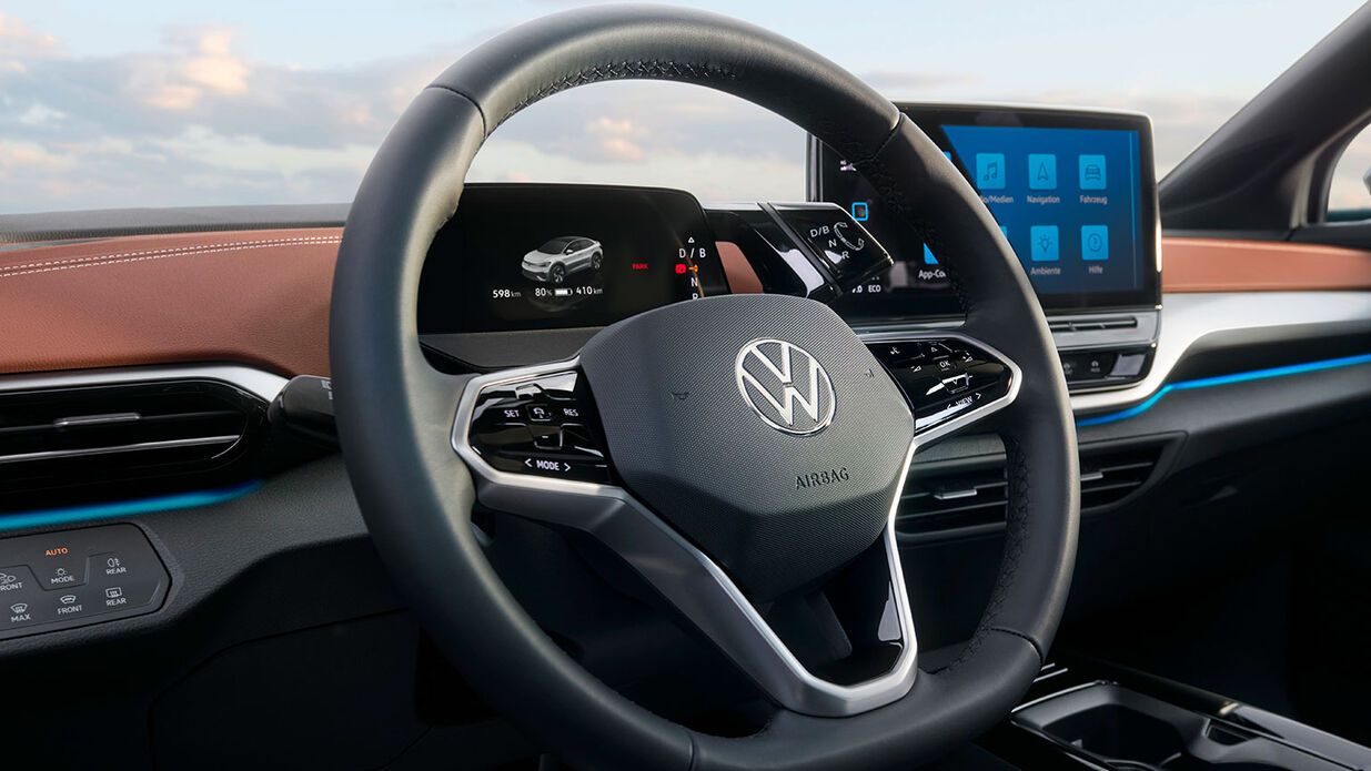 Egy férfi felnyitja a VW T-Roc Cabriolet vászontetejét