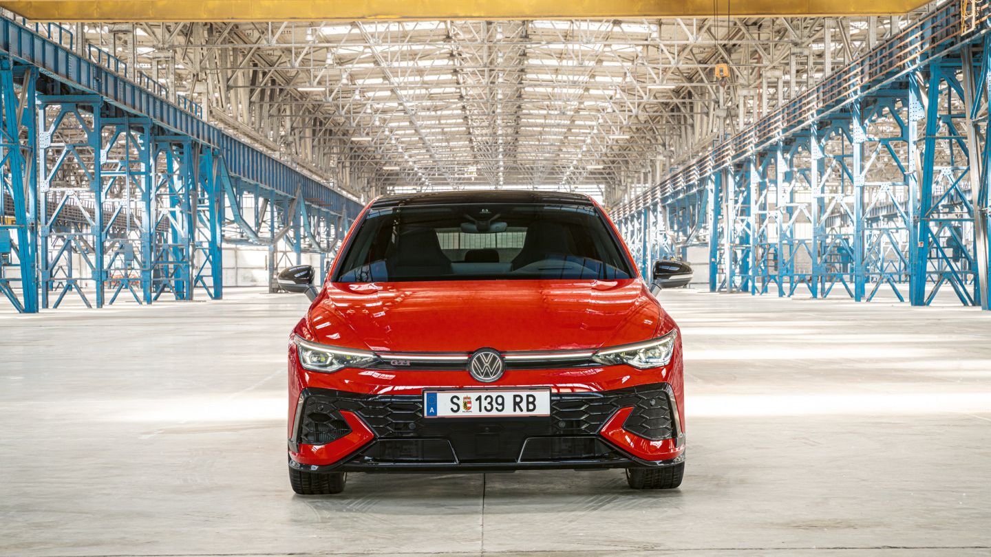 Piros Golf GTI egy nagy hallban