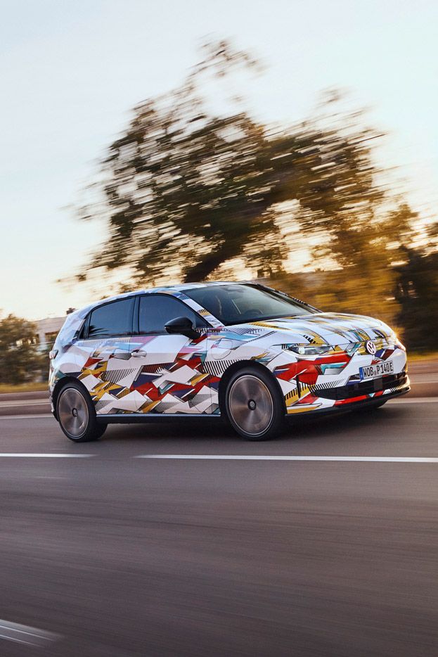 Egy mozgásban lévő ID. Polo oldalról, előlről.