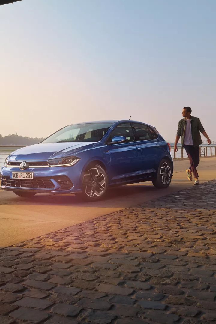 Polo napfényes folyóparton