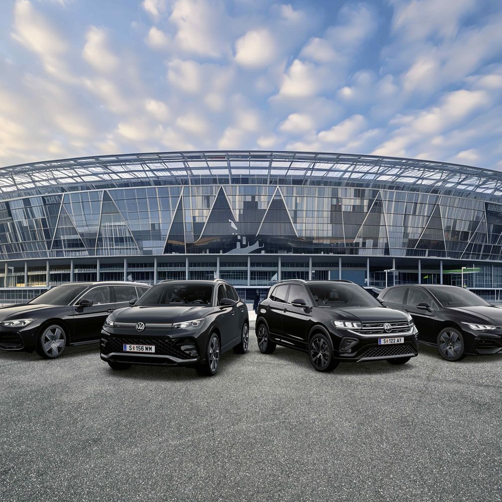 VW modellek egy aréna előtt