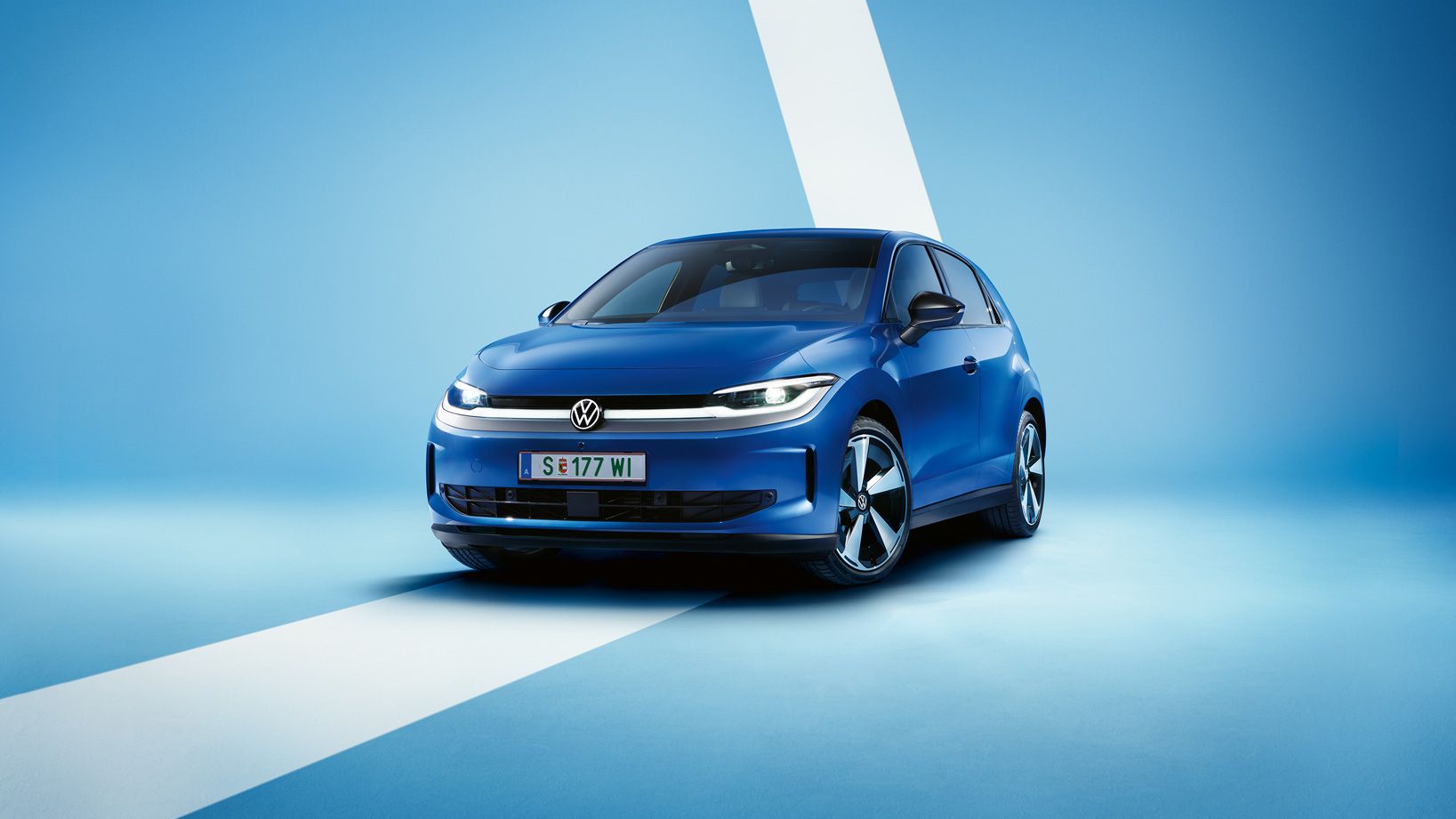 Egy kék VW ID. Polo enyhén elölről-oldalról, világoskék háttér előtt. 