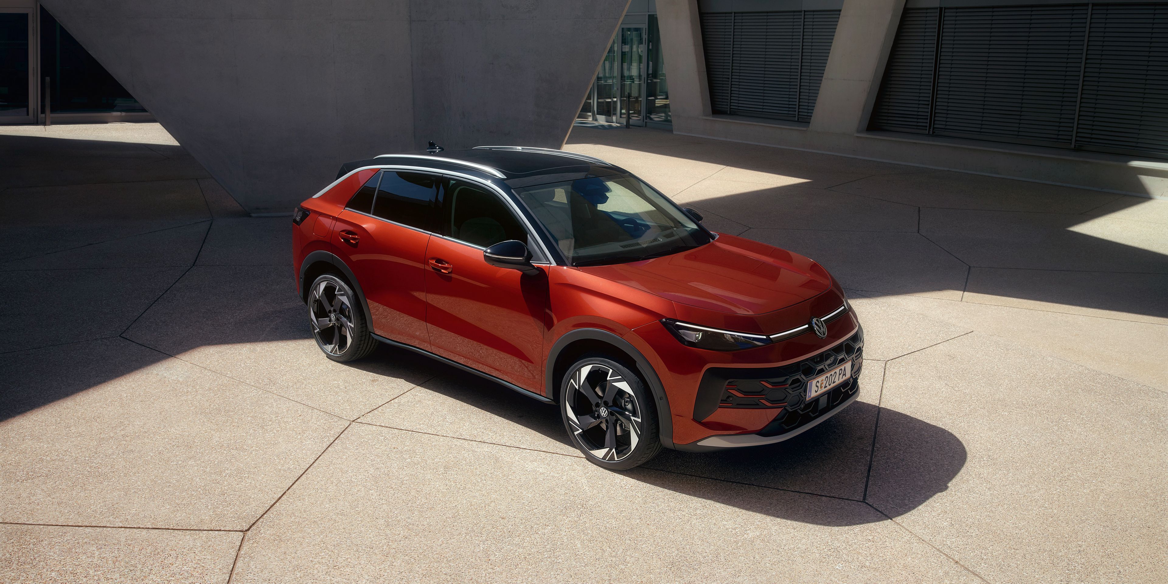 Piros T-Roc minimalista környezetben