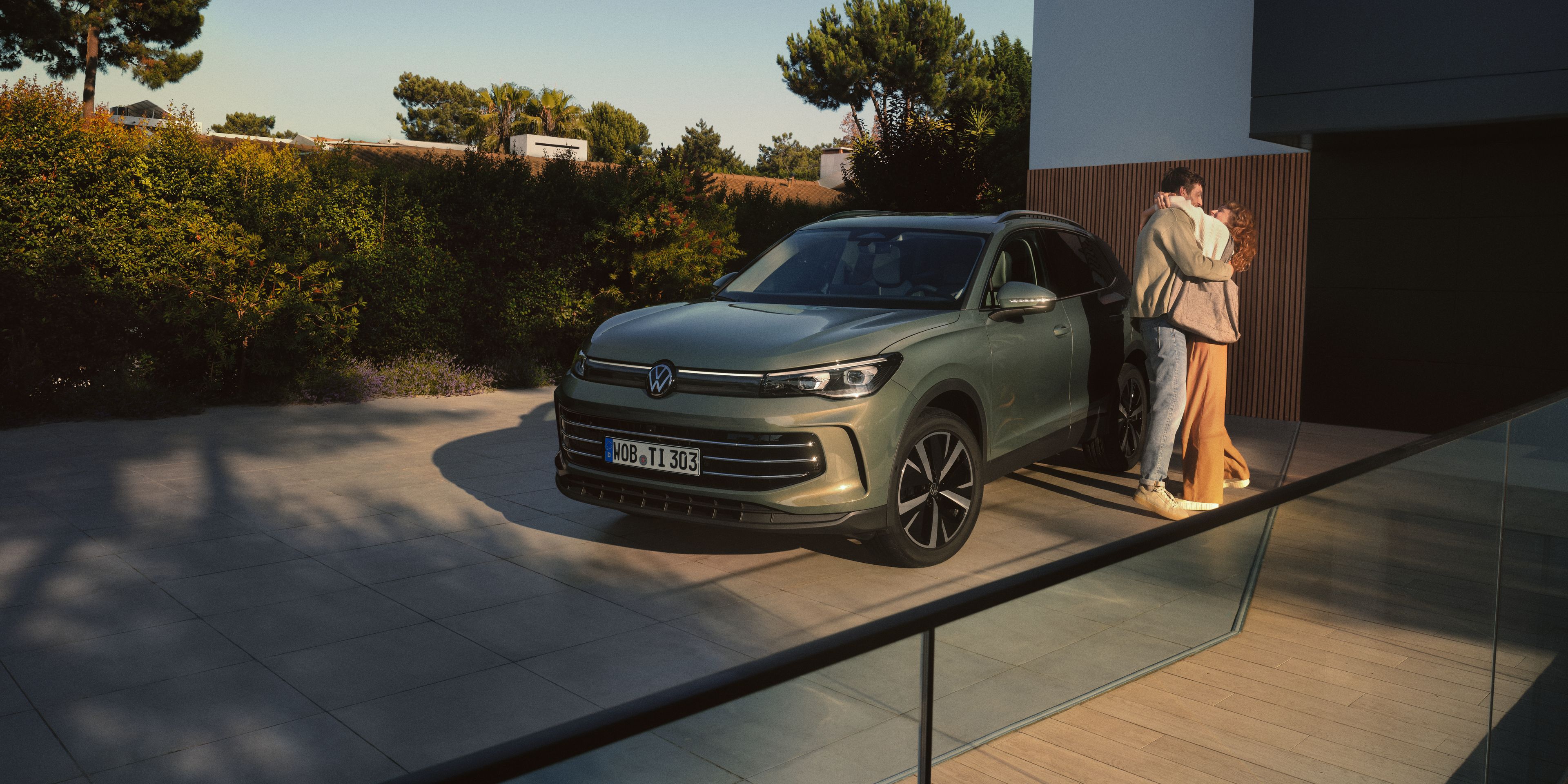 Volkswagen Tiguan mellett egy pár árnyékos teraszon