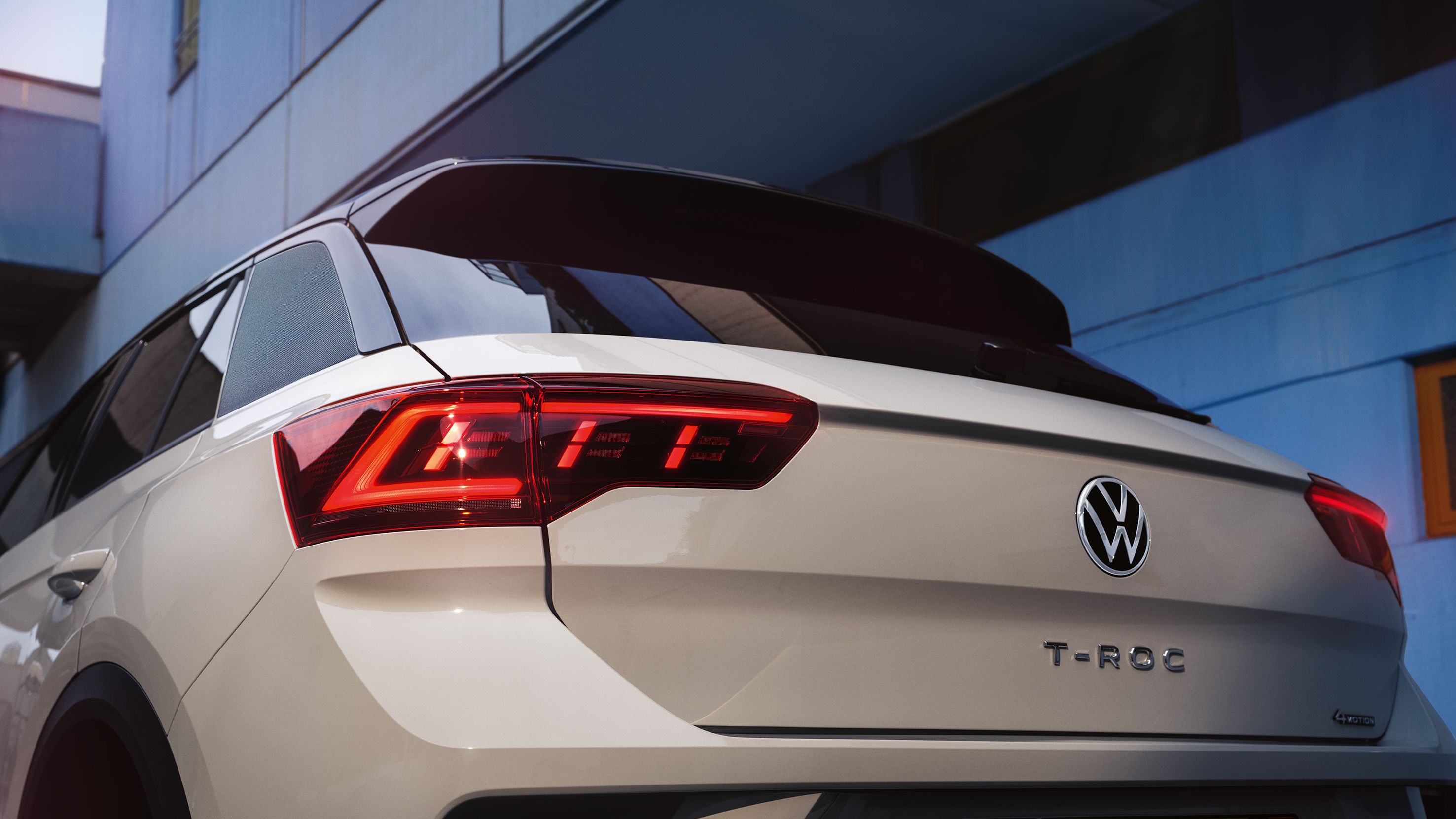 VW T-Roc R-Line in Weiß, Blick auf Heck
