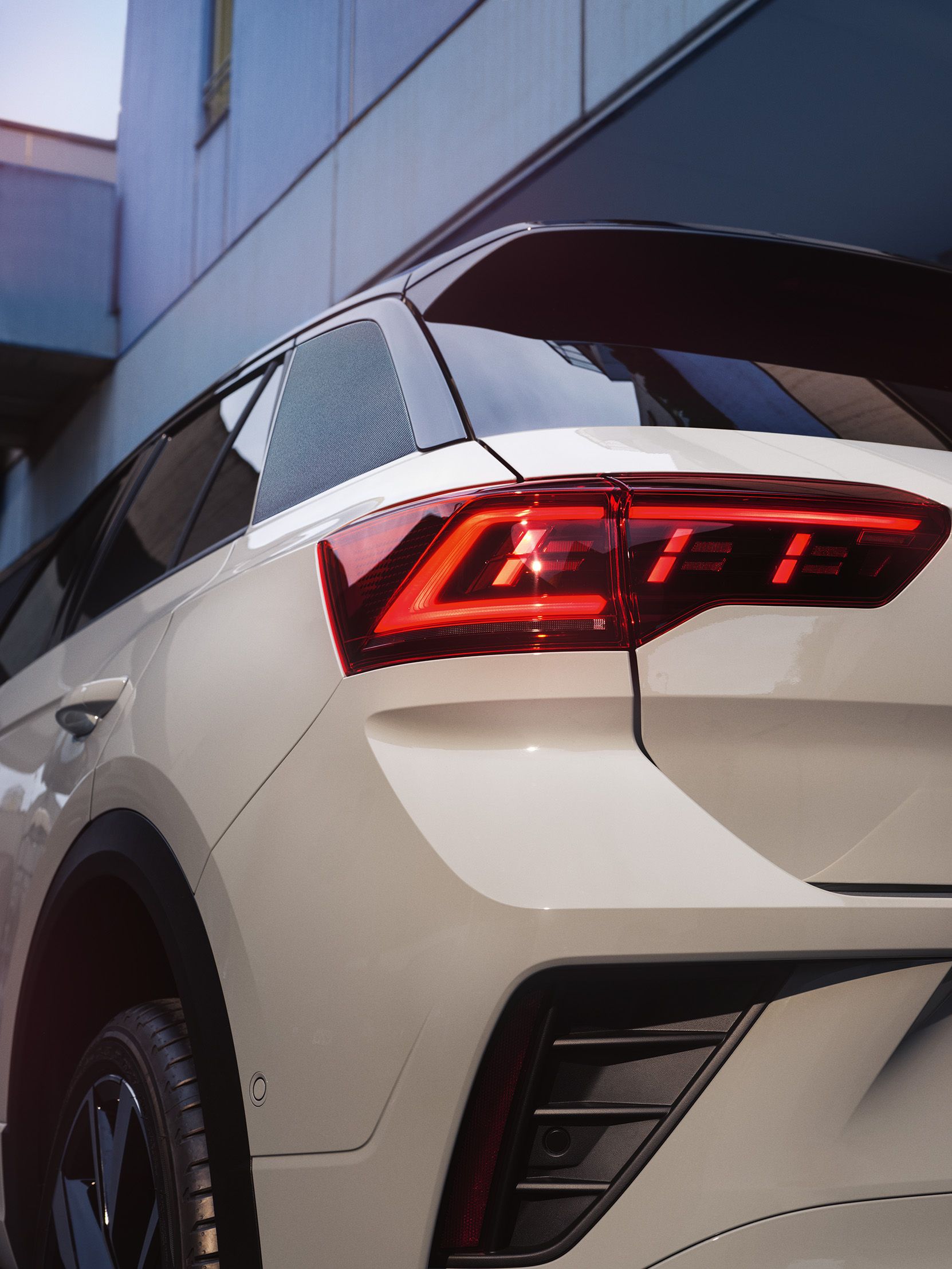 VW T-Roc R-Line in Weiß, Blick auf Heck