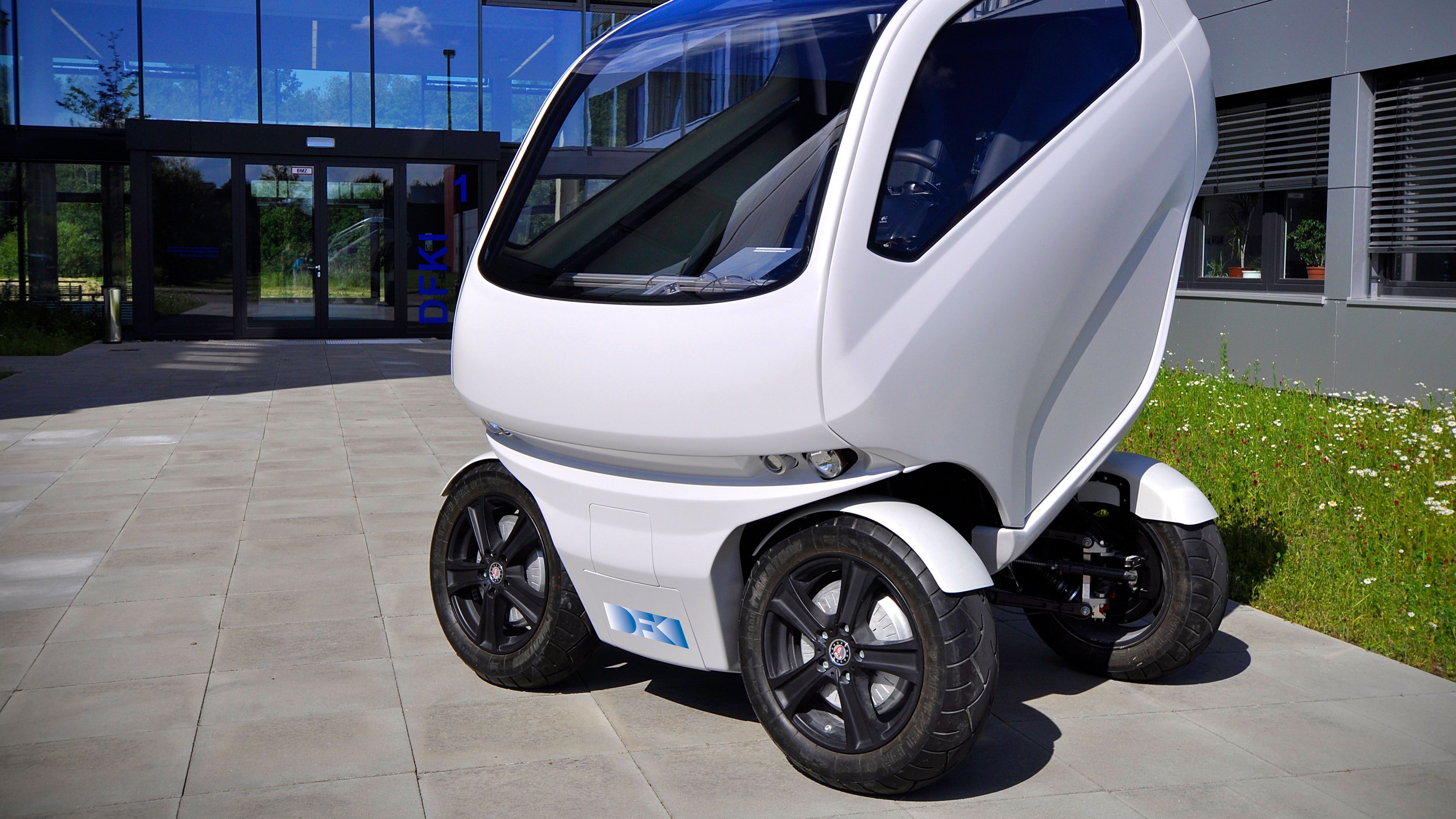 A DFKI Robotikai Innovációs Központjában a jövő elektromos autója az "EO smart connecting car" képében született meg