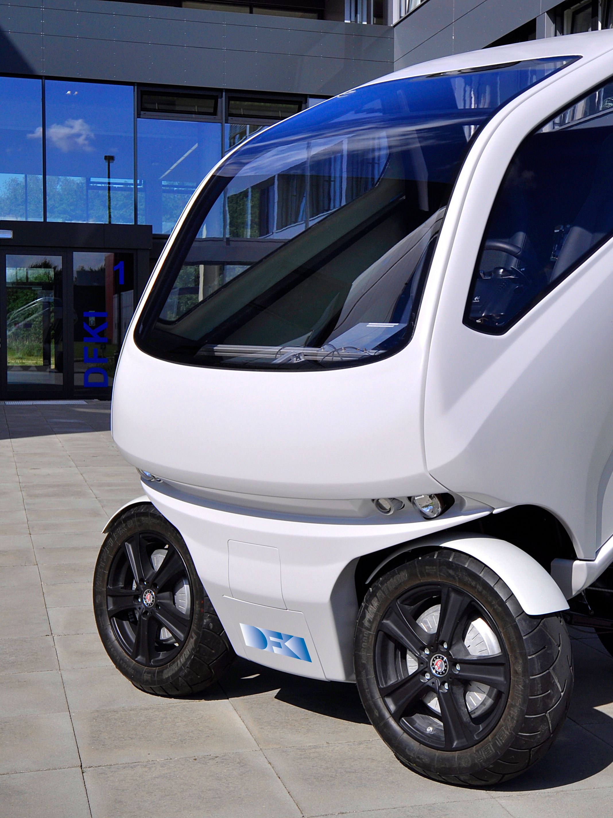 A DFKI Robotikai Innovációs Központjában a jövő elektromos autója az "EO smart connecting car" képében született meg