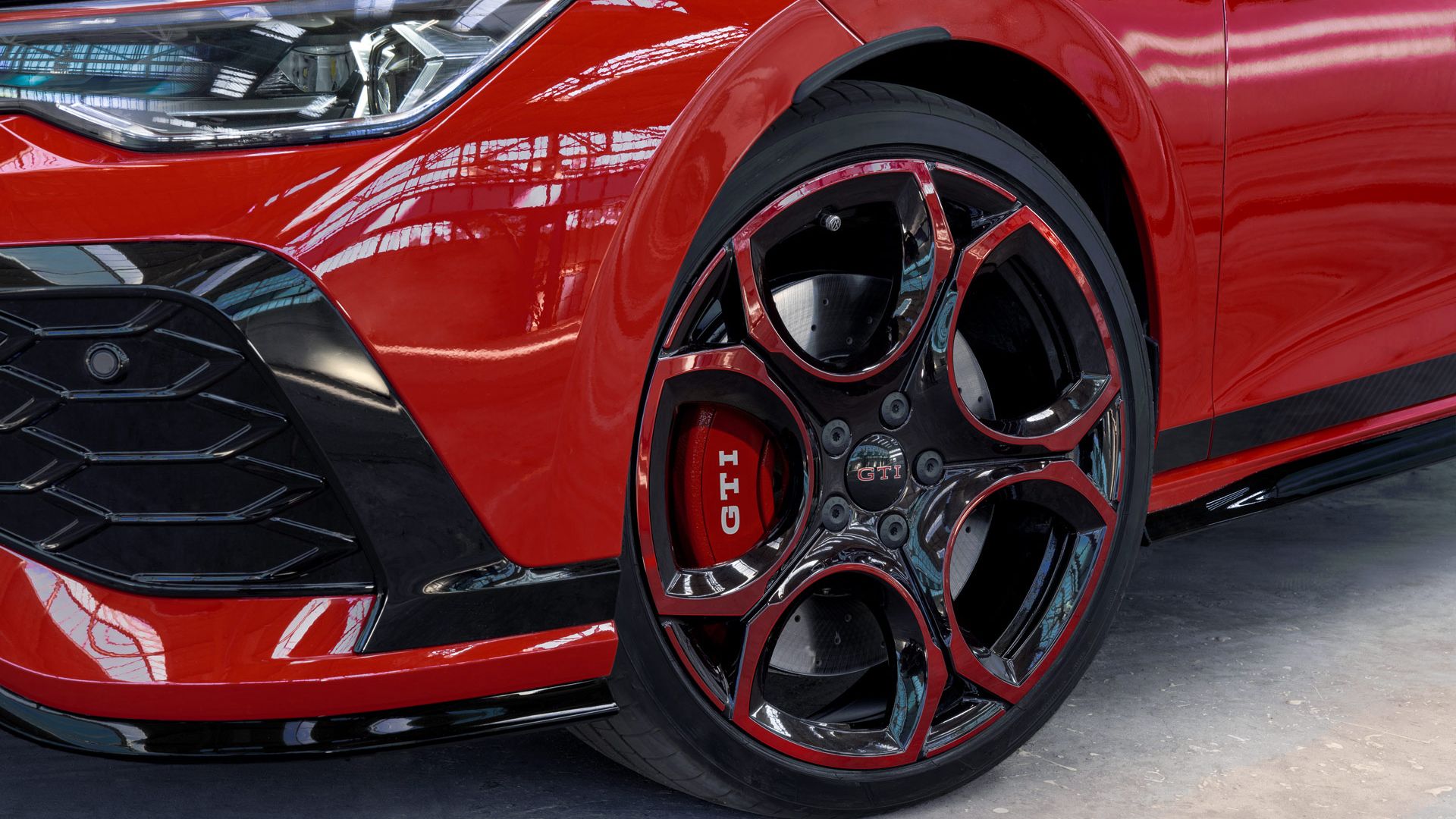 Egy piros Golf GTI, markáns piros és fekete színű felnikkel. 