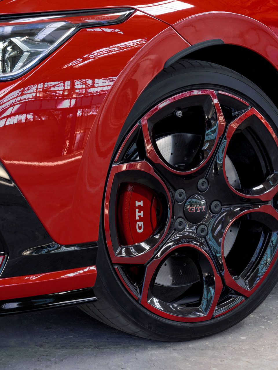 Egy piros Golf GTI, markáns piros és fekete színű felnikkel. 