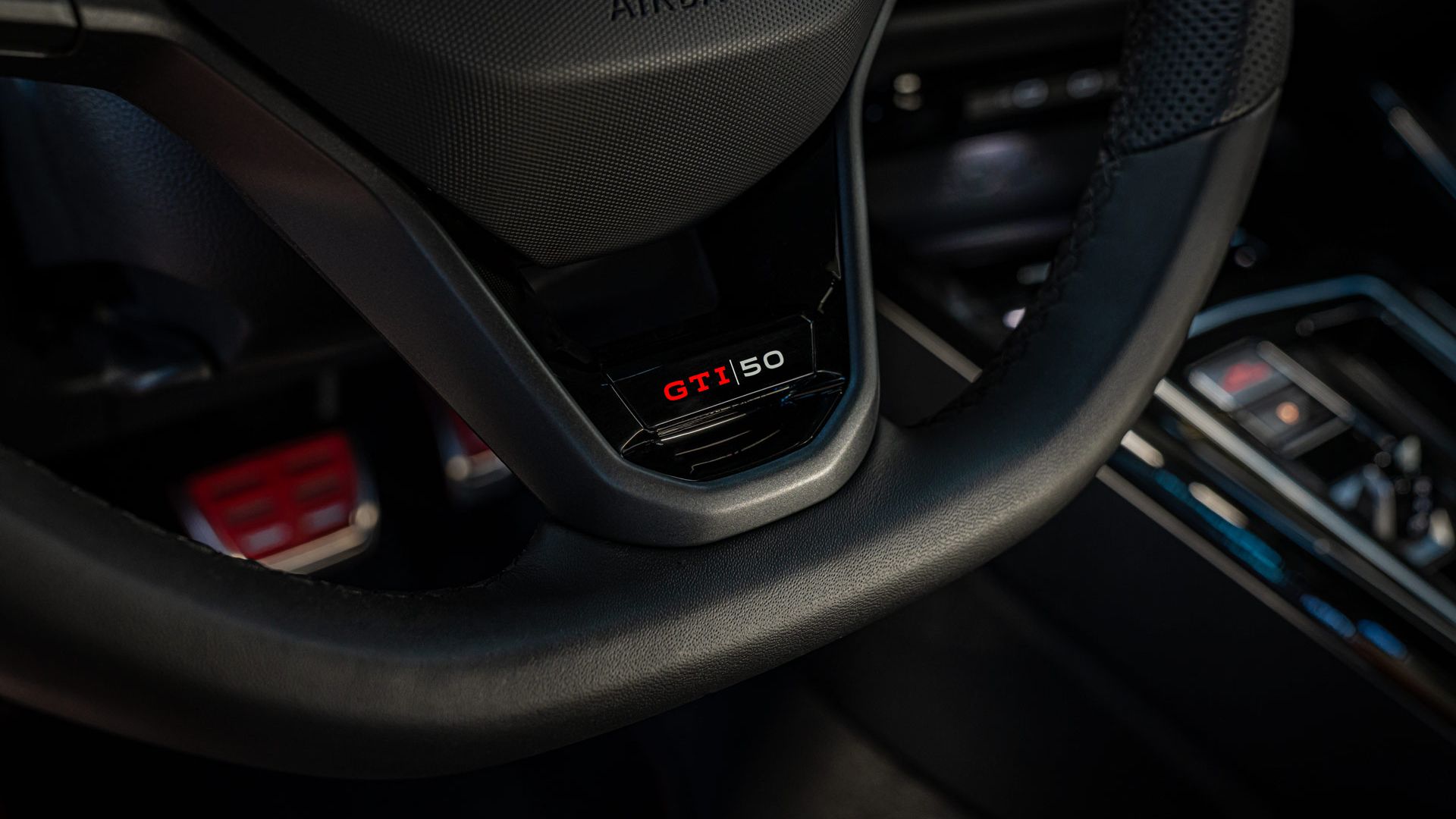  "GTI 50"  feliratú kormány