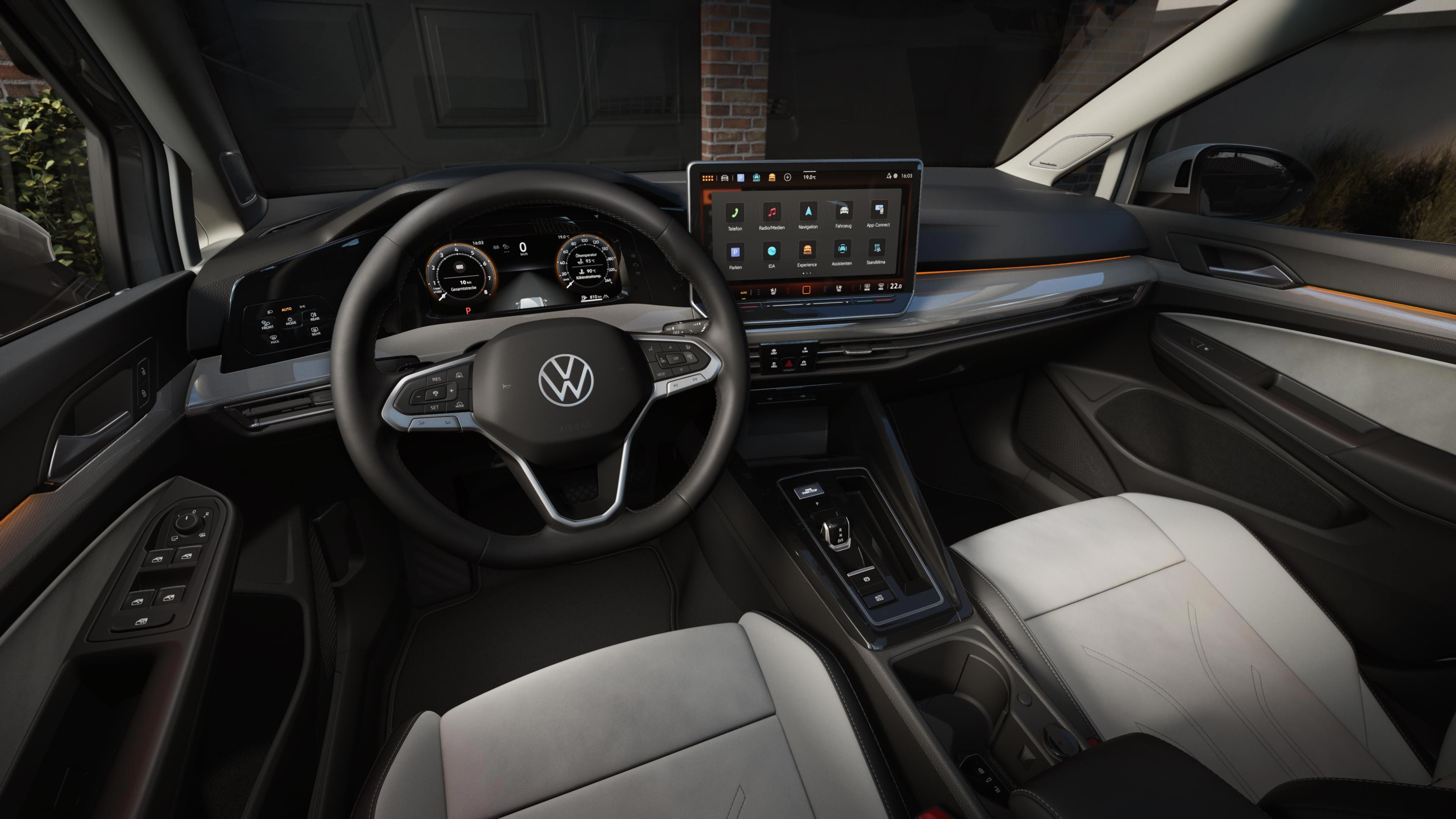 Blick auf den vorderen Innenraum des VW Golf aus Sicht des Fahrers. Der Fokus liegt beim Digital Cockpit. 