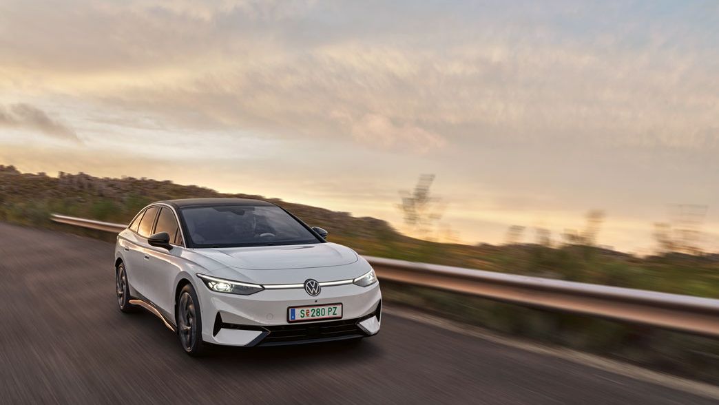 VW ID.7 fährt auf Landstraße - Frontansicht