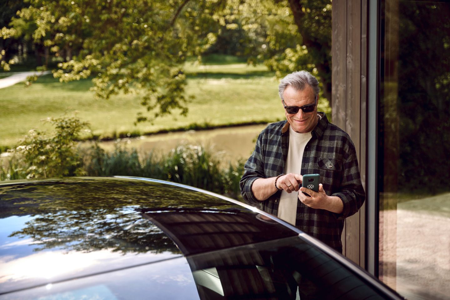 idősebb férfi egy autó mellett