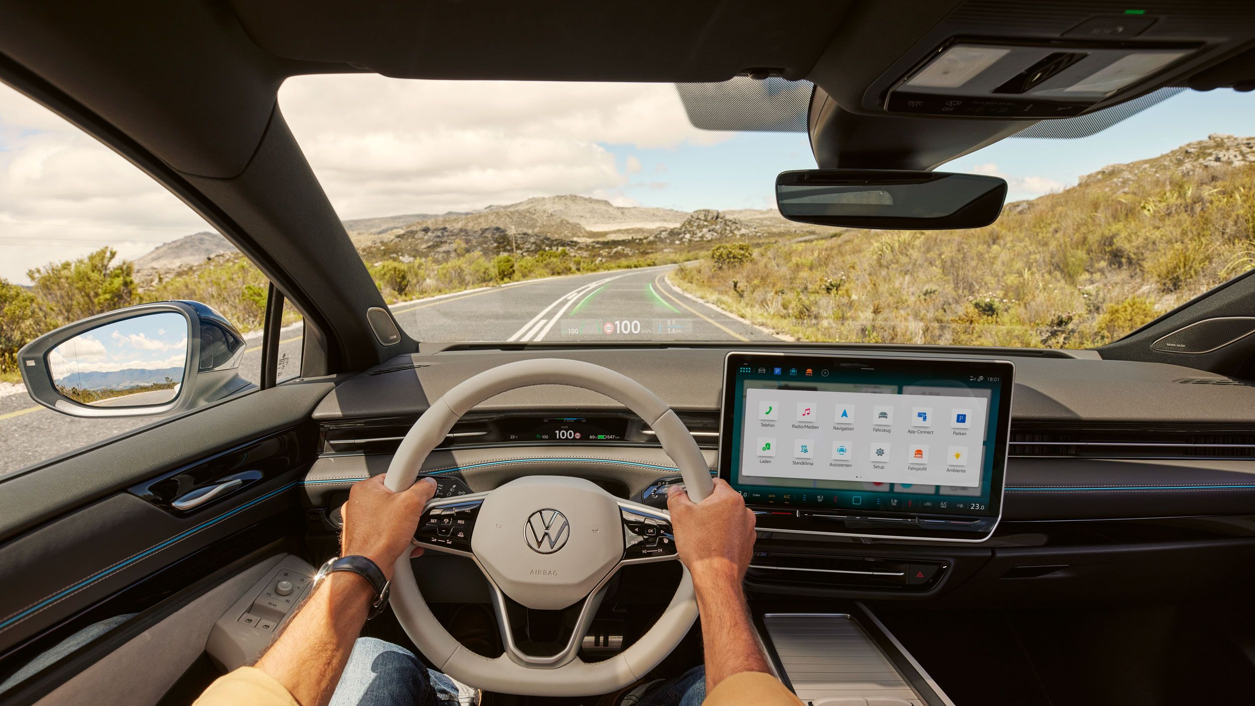 Mann lenkt VW ID.7, man sieht das AR Head-up-Display in der Windschutzscheibe