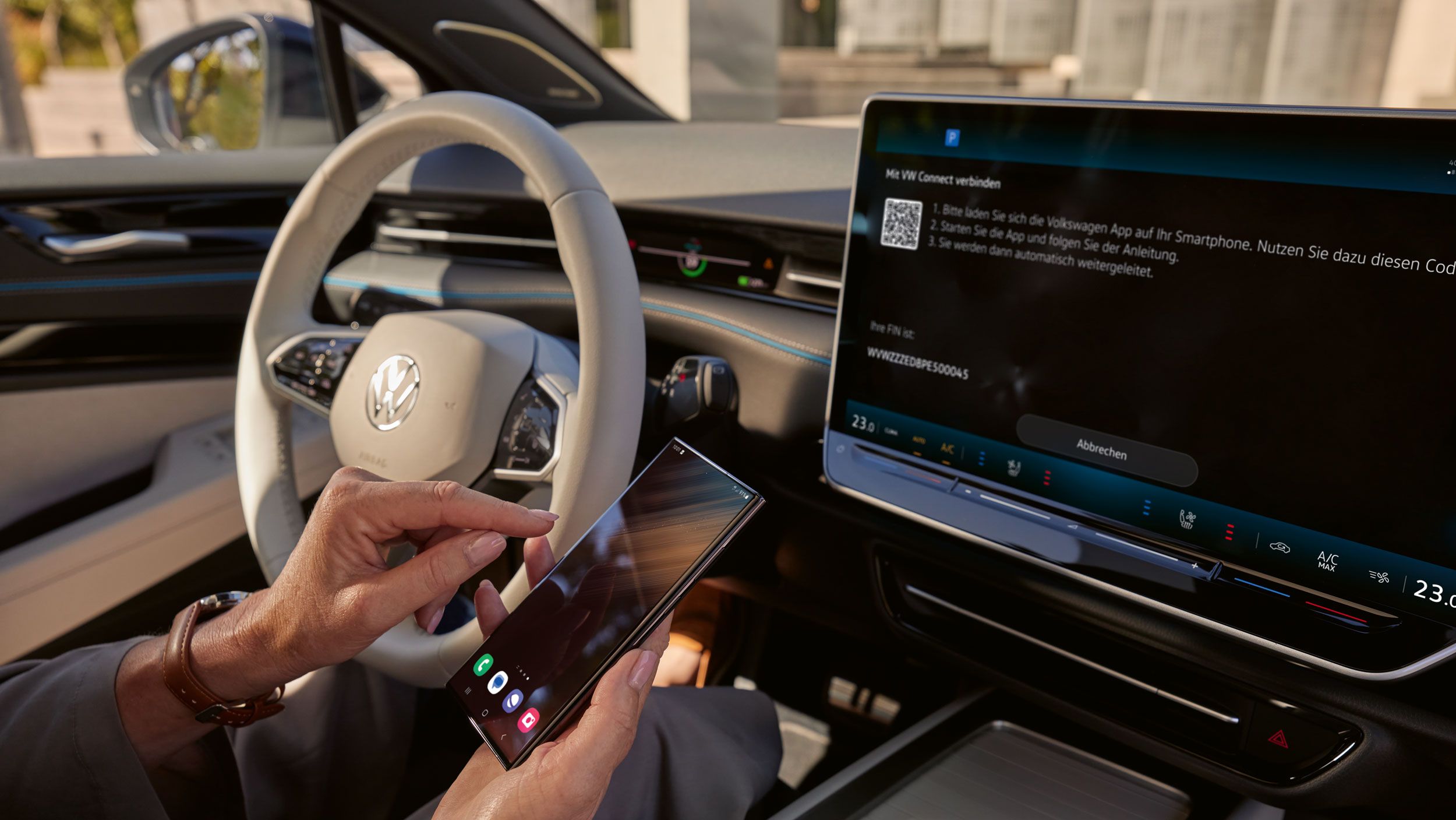 Frau verbindet ihren VW ID.7 mit VW Connect