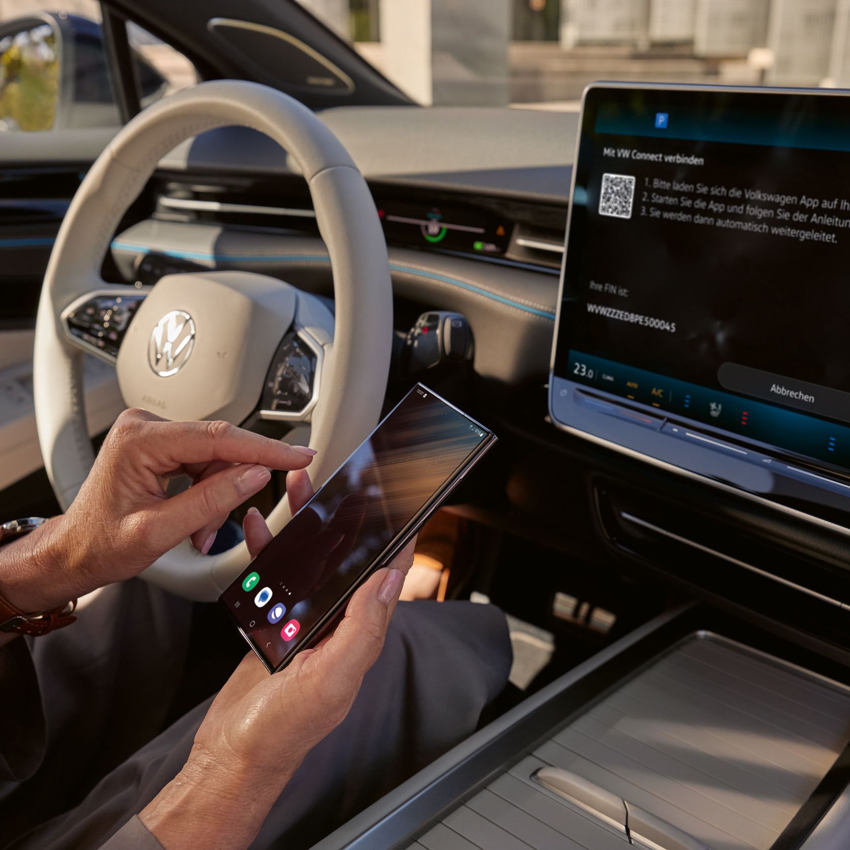 Frau verbindet ihren VW ID.7 mit VW Connect