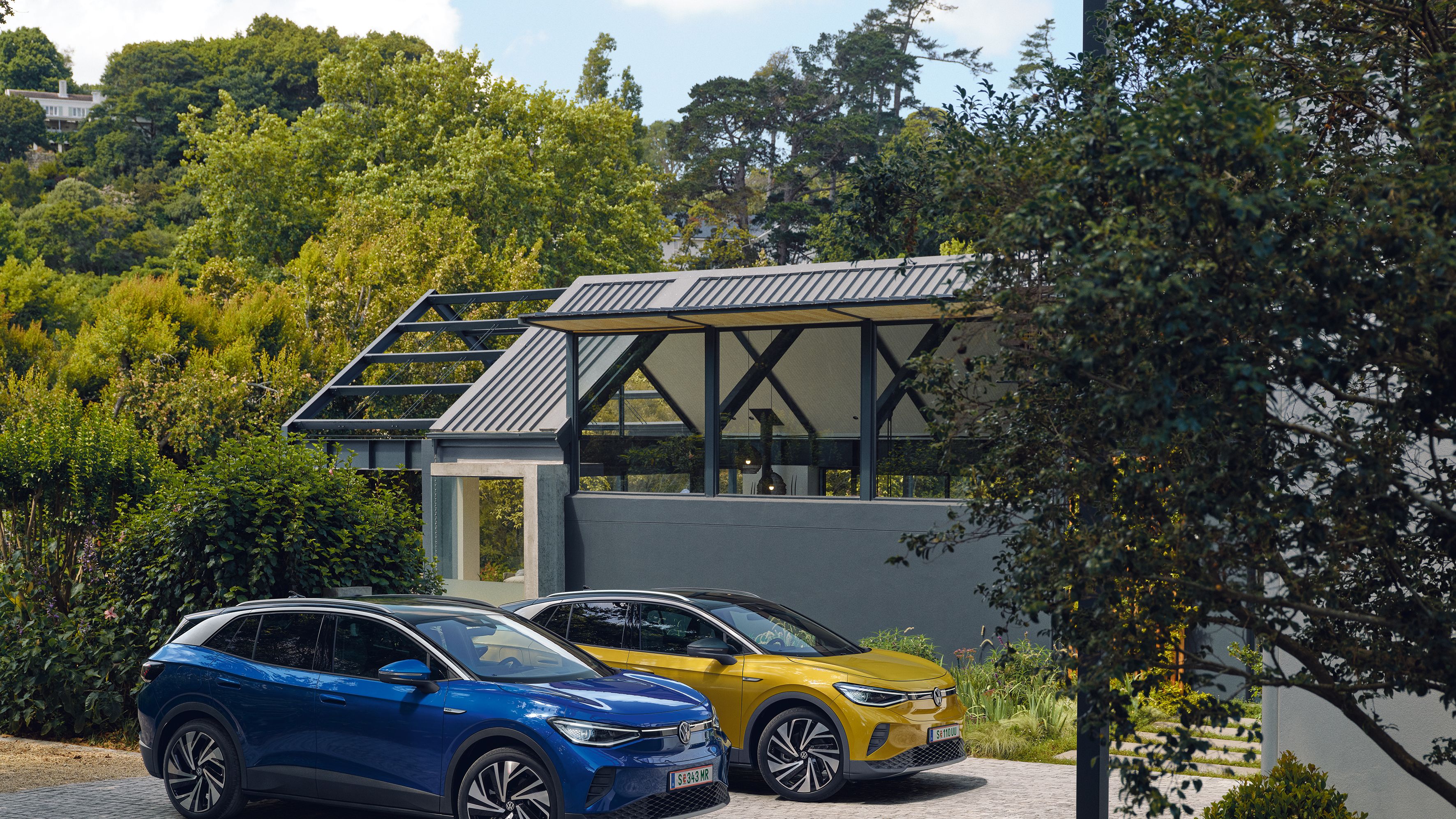 Blauer und gelber VW ID.4 parken nebeneinander