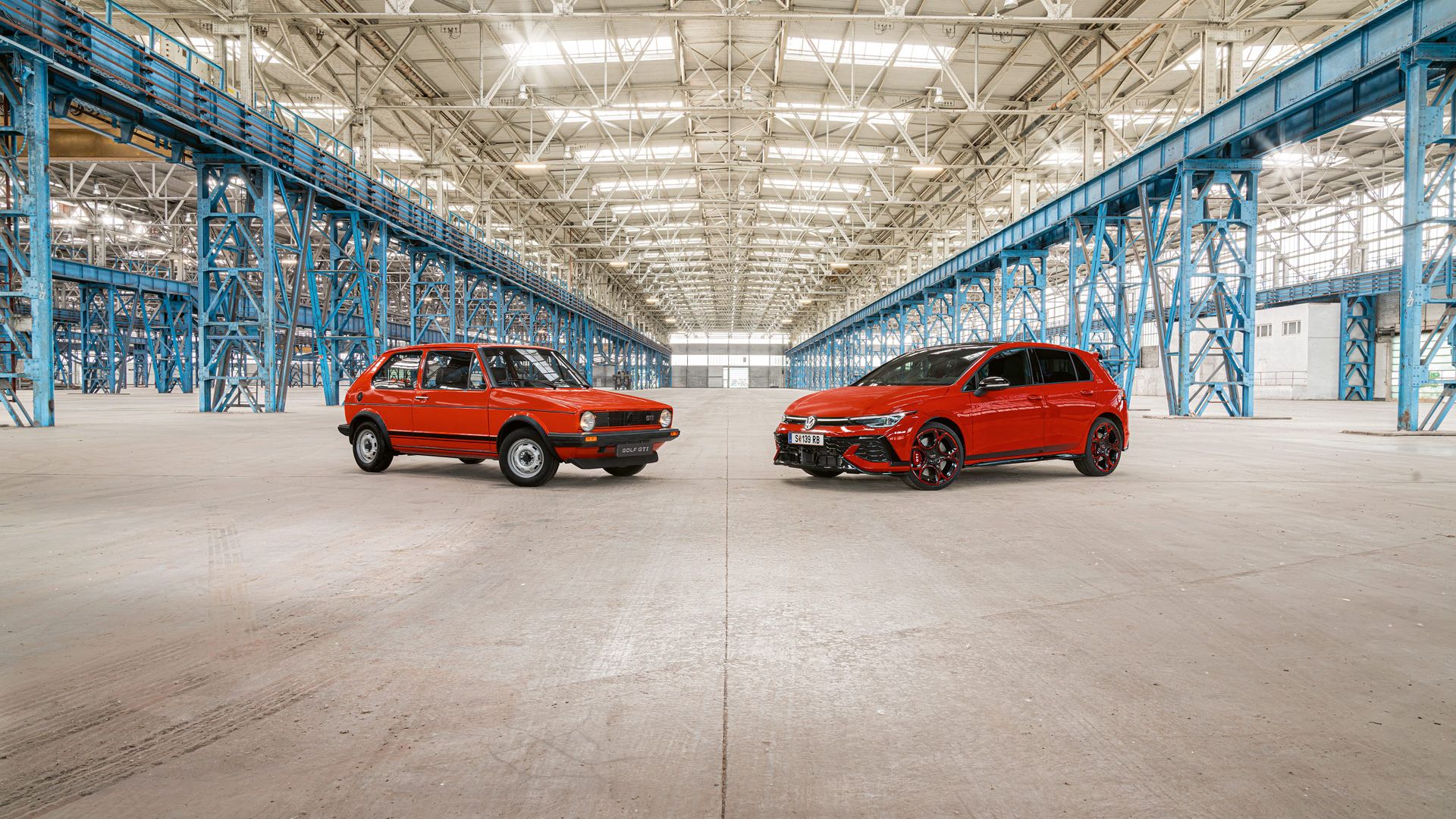 Két piros Golf GTI, egy régi ls egy új modell