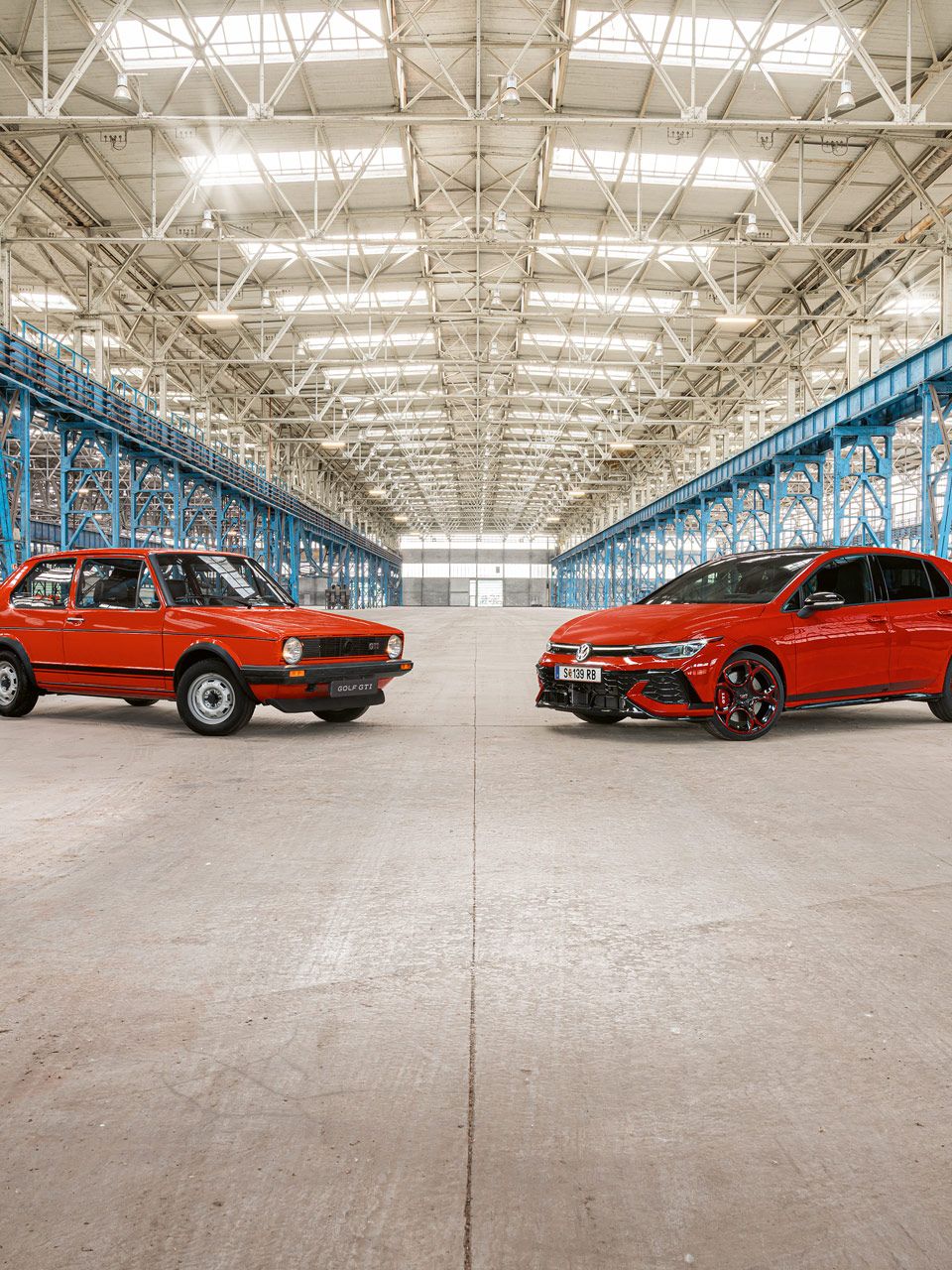 Két piros Golf GTI, egy régi ls egy új modell