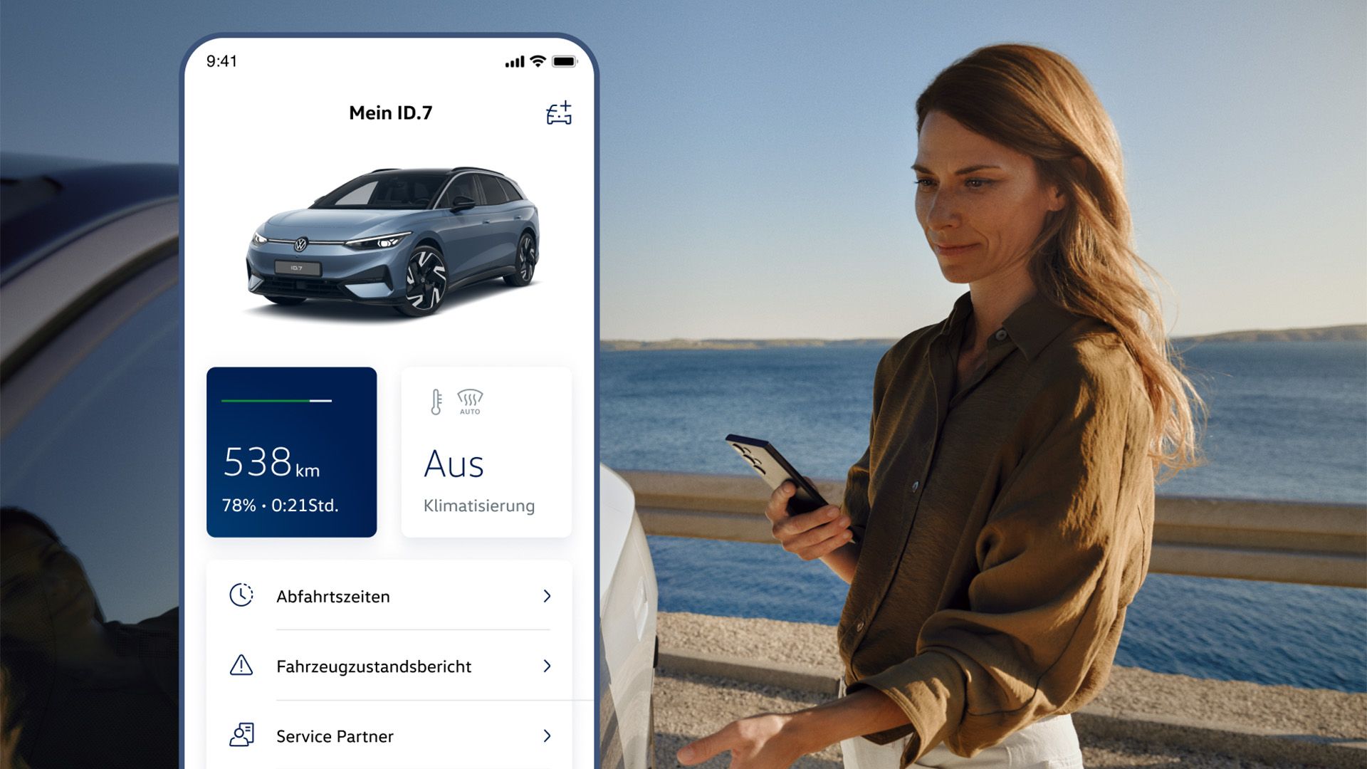Egy nő, kezében okostelefon, kinyitja egy fehér VW ID.7 vezetői ajtaját. Balra egy képernyő a Volkswagen alkalmazásból.